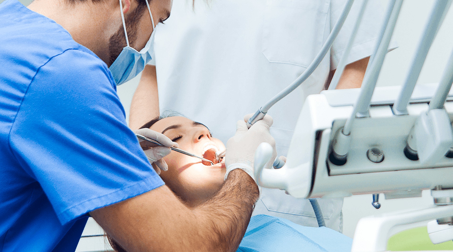頭頸部癌症病人在電療或化療期間及之後數年出現牙齒問題的話，有機會無法處理，所以在治療前會見牙醫十分重要。（圖片：Shutterstock）