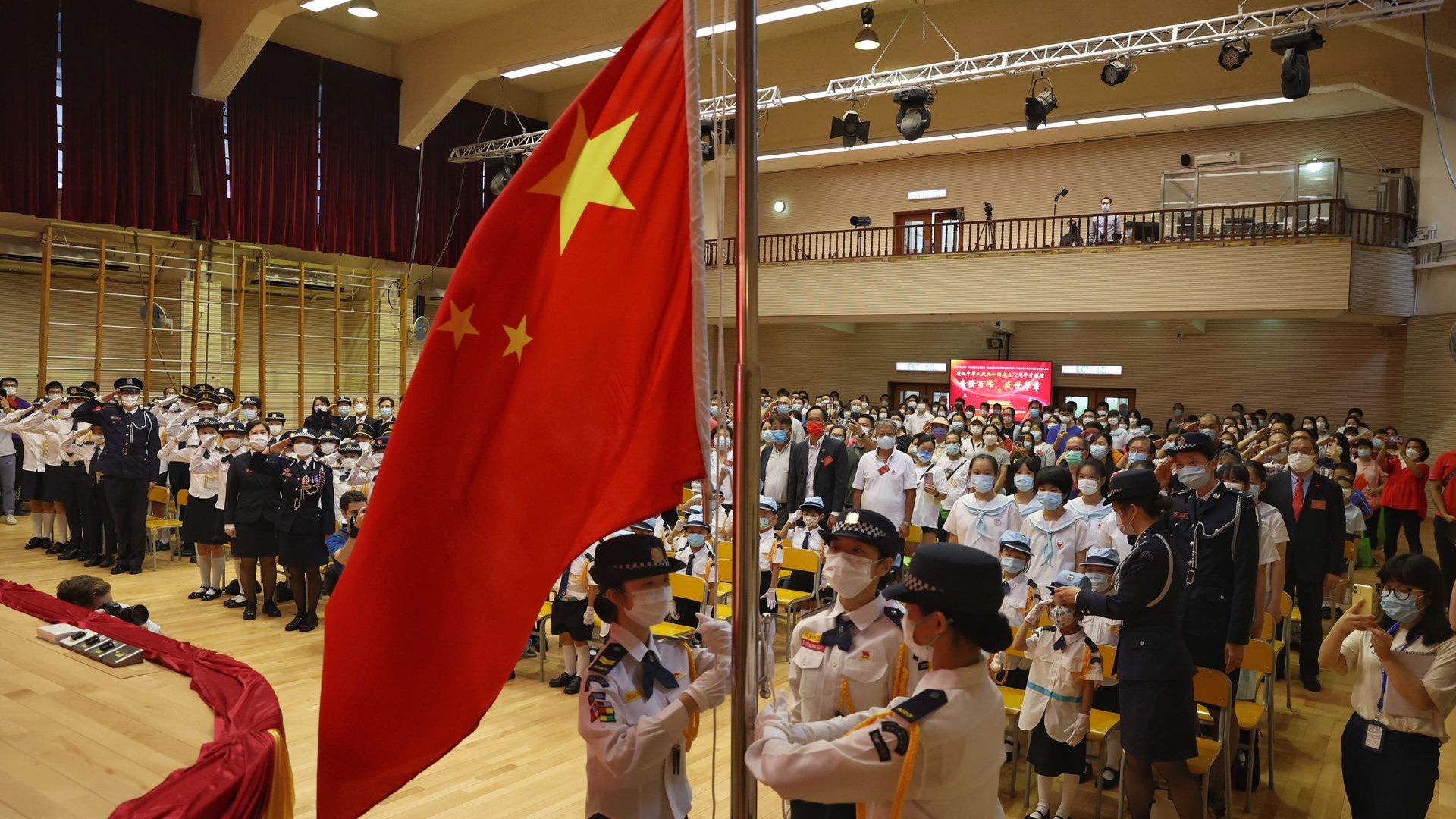 施政報告|官立資助中小學教師入職須考《基本法》 擬下學年推行 施政報告|官立資助中小學教師入職須考《基本法》 擬下學年推行