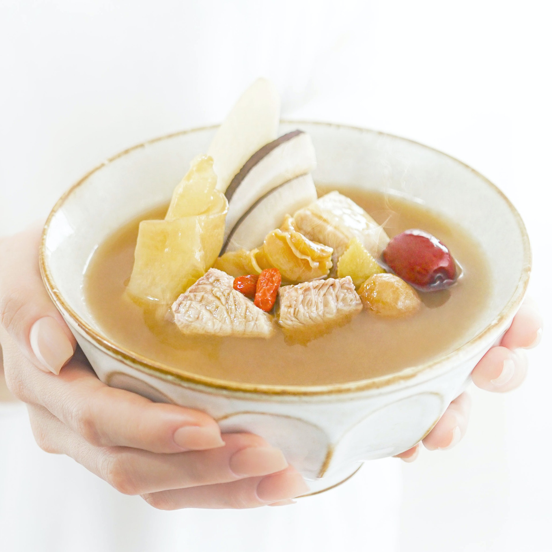 香港製造的moonwell食療湯包可見湯料豐富、湯底濃郁,跟一般無湯料湯包有區別。(圖片:moonwell) 香港製造的moonwell食療湯包可見湯料豐富、湯底濃郁,跟一般無湯料湯包有區別。(圖片:moonwell)