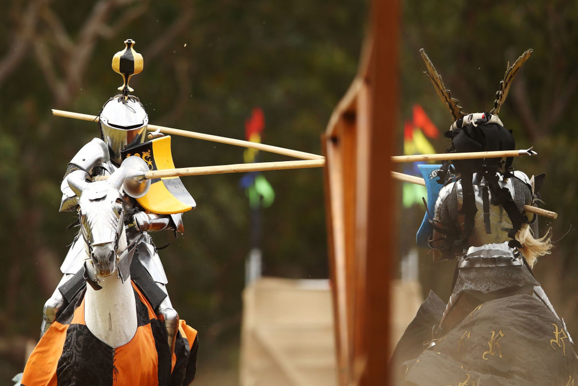 馬上長矛比試(Jousting)是中世紀一種騎士間的武術競技活動,盛行於14 - 16世紀的歐洲。(圖片來自︰Getty Images) 馬上長矛比試(Jousting)是中世紀一種騎士間的武術競技活動,盛行於14 - 16世紀的歐洲。(圖片來自︰Getty Images)