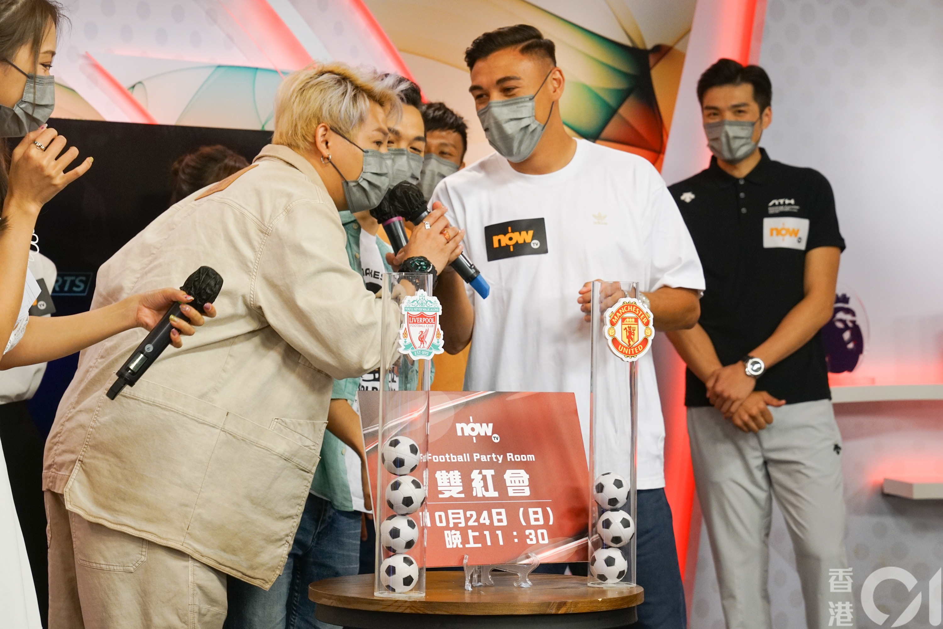 保錡（左）在投選「雙紅會」心水時直言自己是利物浦球迷，故支持紅軍。（高詩琦攝）