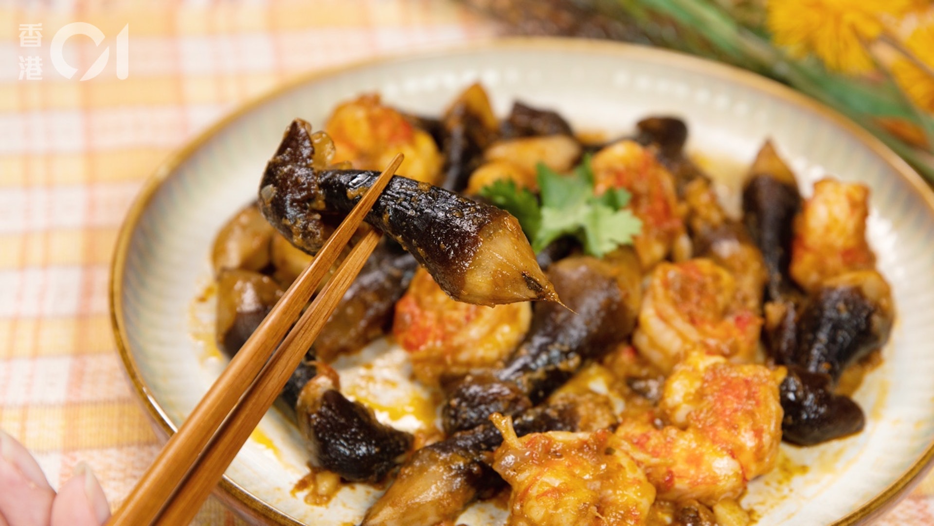 按4大貼士熬出香濃鮮蝦湯,再炒黑皮雞樅菌和蝦球,分外美味。