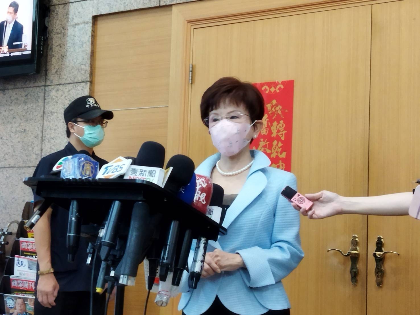 國民黨前主席洪秀柱當地時間10月6日晚間說明，最近大陸軍機飛越台灣防空識別區的話題引起高度關注。洪秀柱暗指美國才是南海、東亞對峙態勢升高的罪魁禍首。 （facebook@洪秀柱）