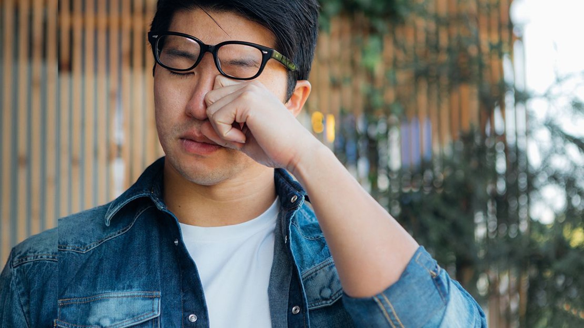 脊椎炎也會在關節以外發病,最常受影響的器官包括眼睛、腸道以及皮膚,例如虹膜炎、克隆氏症、牛皮癬等。(圖片:everydayhealth) 脊椎炎也會在關節以外發病,最常受影響的器官包括眼睛、腸道以及皮膚,例如虹膜炎、克隆氏症、牛皮癬等。(圖片:everydayhealth)