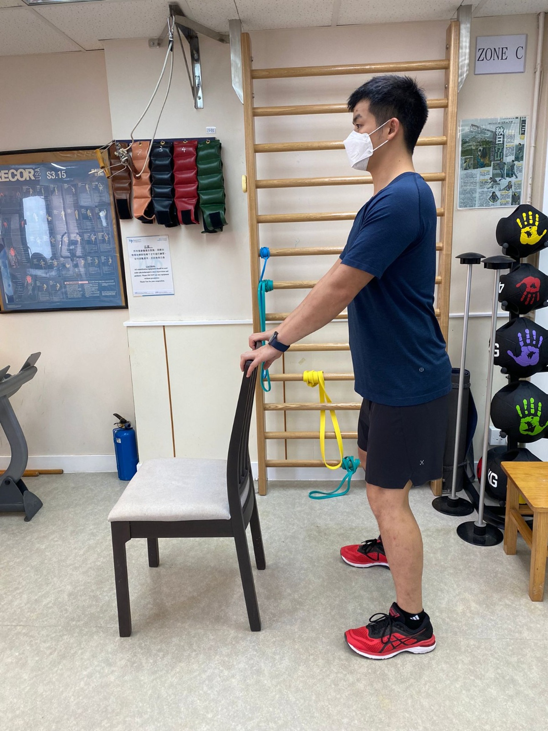 預防骨質疏鬆症的簡單動作:
深蹲-雙腳打開與肩同樣寬,趾尖略朝外,雙手放在椅背上。臀部往後坐像要坐椅子,重心盡量放在腳跟,蹲到大腿與地面平行稍為停頓,再回到原來動作。 預防骨質疏鬆症的簡單動作:
深蹲-雙腳打開與肩同樣寬,趾尖略朝外,雙手放在椅背上。臀部往後坐像要坐椅子,重心盡量放在腳跟,蹲到大腿與地面平行稍為停頓,再回到原來動作。