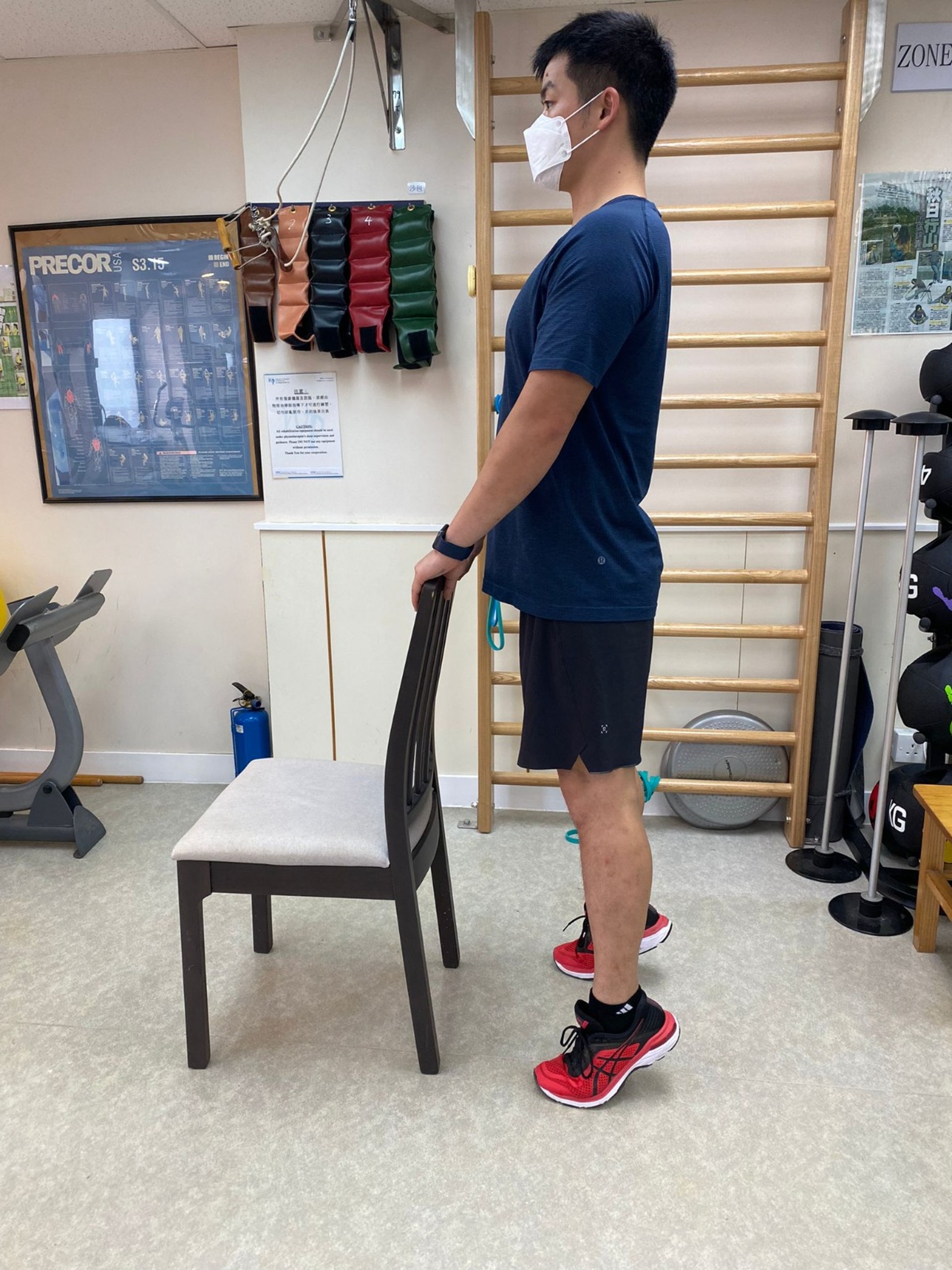 預防骨質疏鬆症的簡單動作: 
踮腳尖-雙手扶着椅背，腳跟到頭部維持一直線，踮起腳尖站立，再放下腳跟到地面，可強化小腿肌肉。