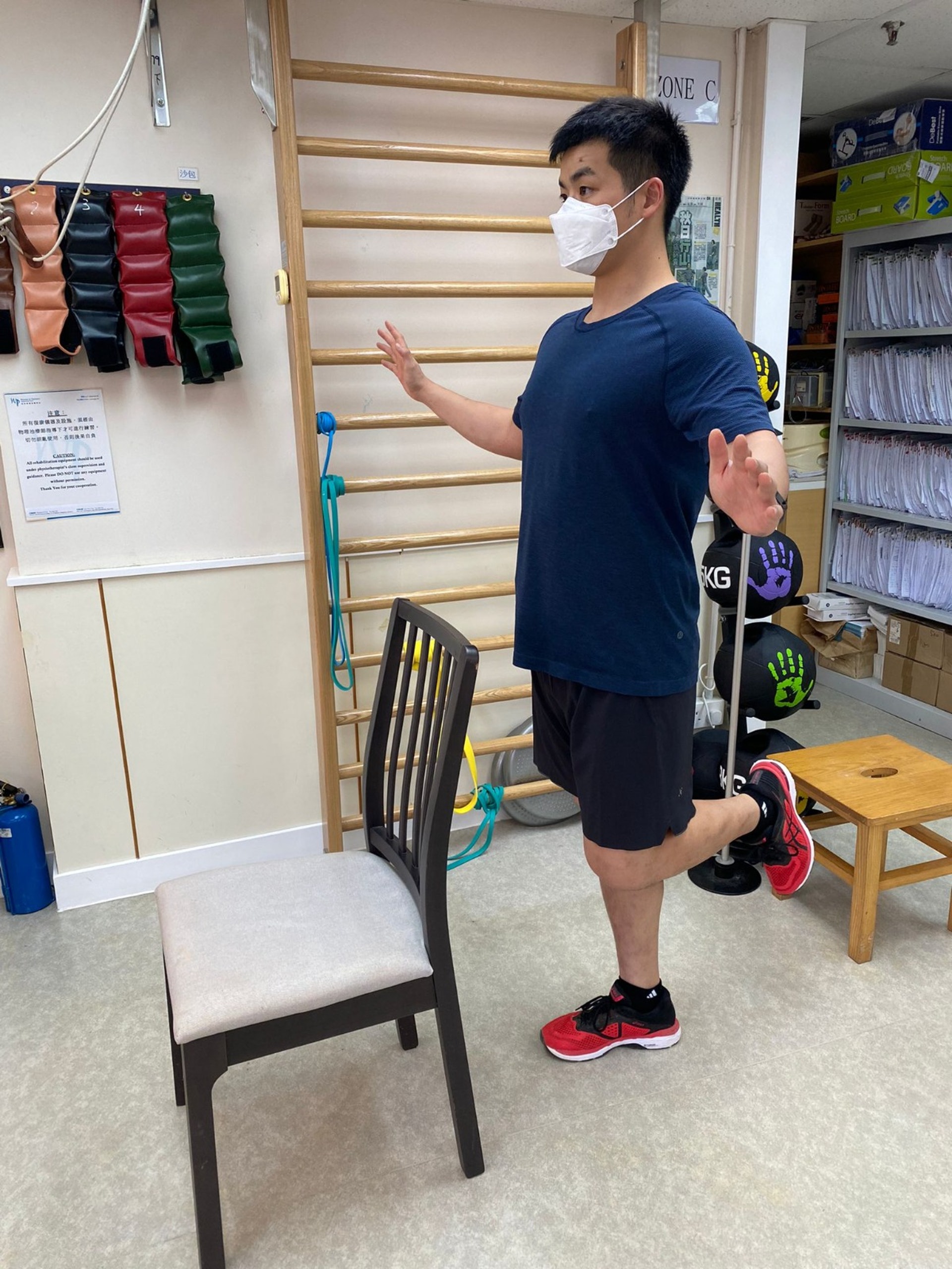 預防骨質疏鬆症的簡單動作:
單腳站立-身體保持挺直,雙手向外幫助保持平衡,其一隻小腿抬起,小腿與大腿成九十度,兩隻小腿輪流抬起,可訓練平衡力。 預防骨質疏鬆症的簡單動作:
單腳站立-身體保持挺直,雙手向外幫助保持平衡,其一隻小腿抬起,小腿與大腿成九十度,兩隻小腿輪流抬起,可訓練平衡力。