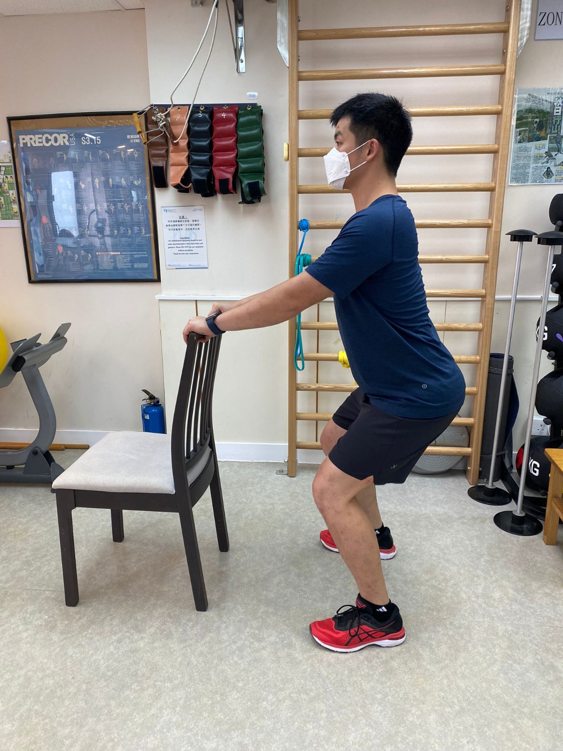預防骨質疏鬆症的簡單動作:
深蹲-雙腳打開與肩同樣寬,趾尖略朝外,雙手放在椅背上。臀部往後坐像要坐椅子,重心盡量放在腳跟,蹲到大腿與地面平行稍為停頓,再回到原來動作。 預防骨質疏鬆症的簡單動作:
深蹲-雙腳打開與肩同樣寬,趾尖略朝外,雙手放在椅背上。臀部往後坐像要坐椅子,重心盡量放在腳跟,蹲到大腿與地面平行稍為停頓,再回到原來動作。