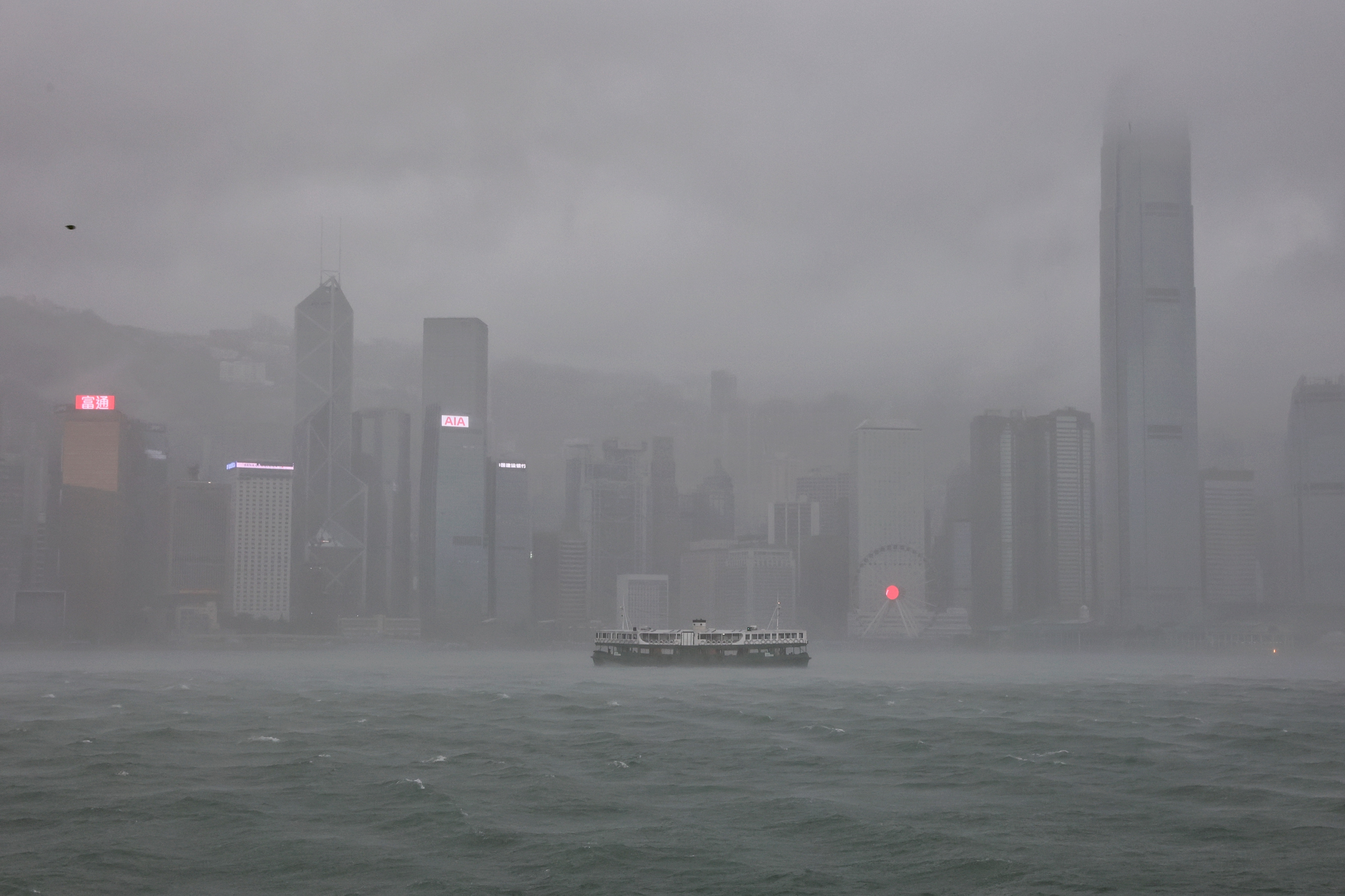 黑雨 天文台數據揭10月黑雨竟咁罕見 網民最關注黑雨能否早收工 香港01 熱爆話題