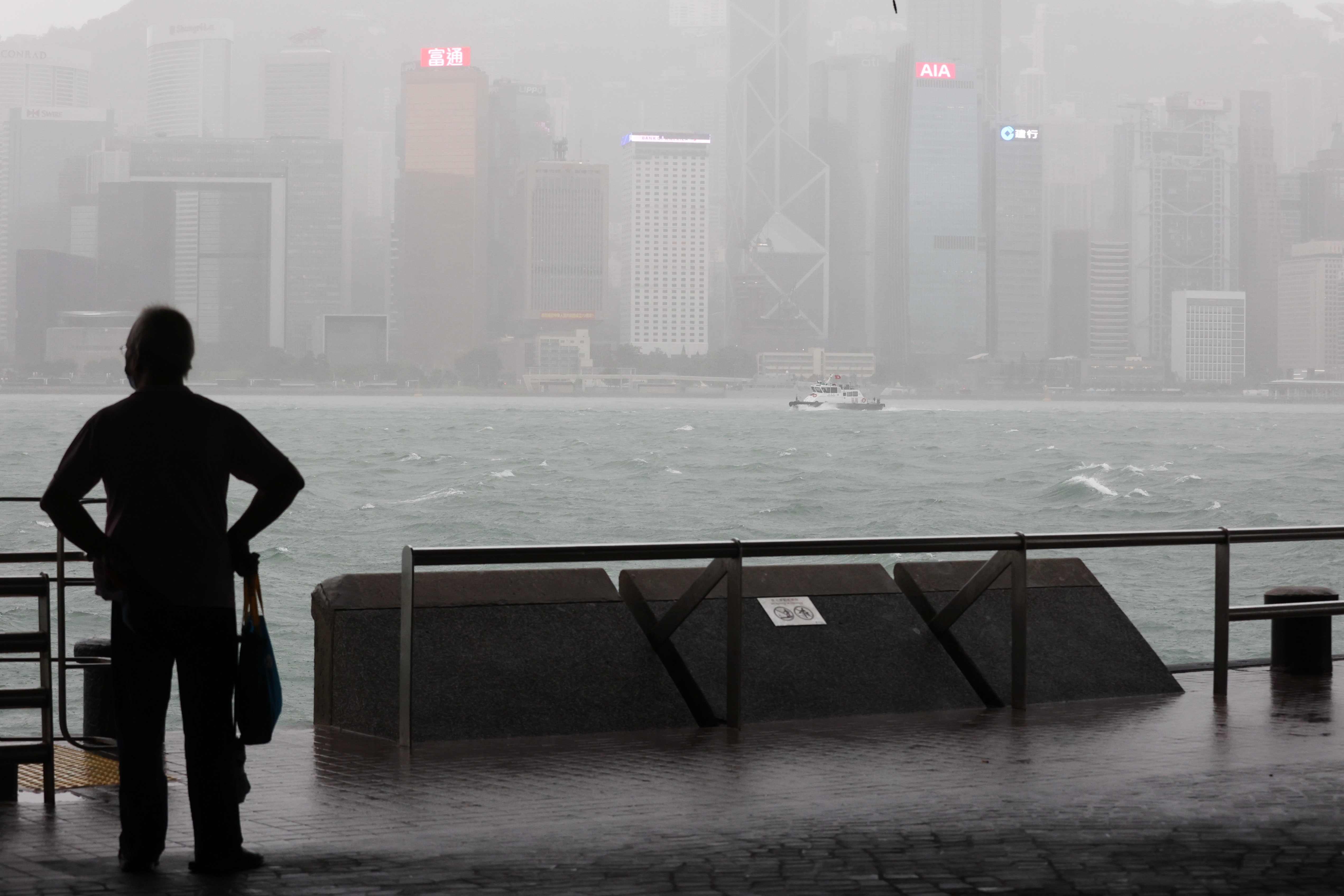 黑雨 天文台數據揭10月黑雨竟咁罕見 網民最關注黑雨能否早收工 香港01 熱爆話題