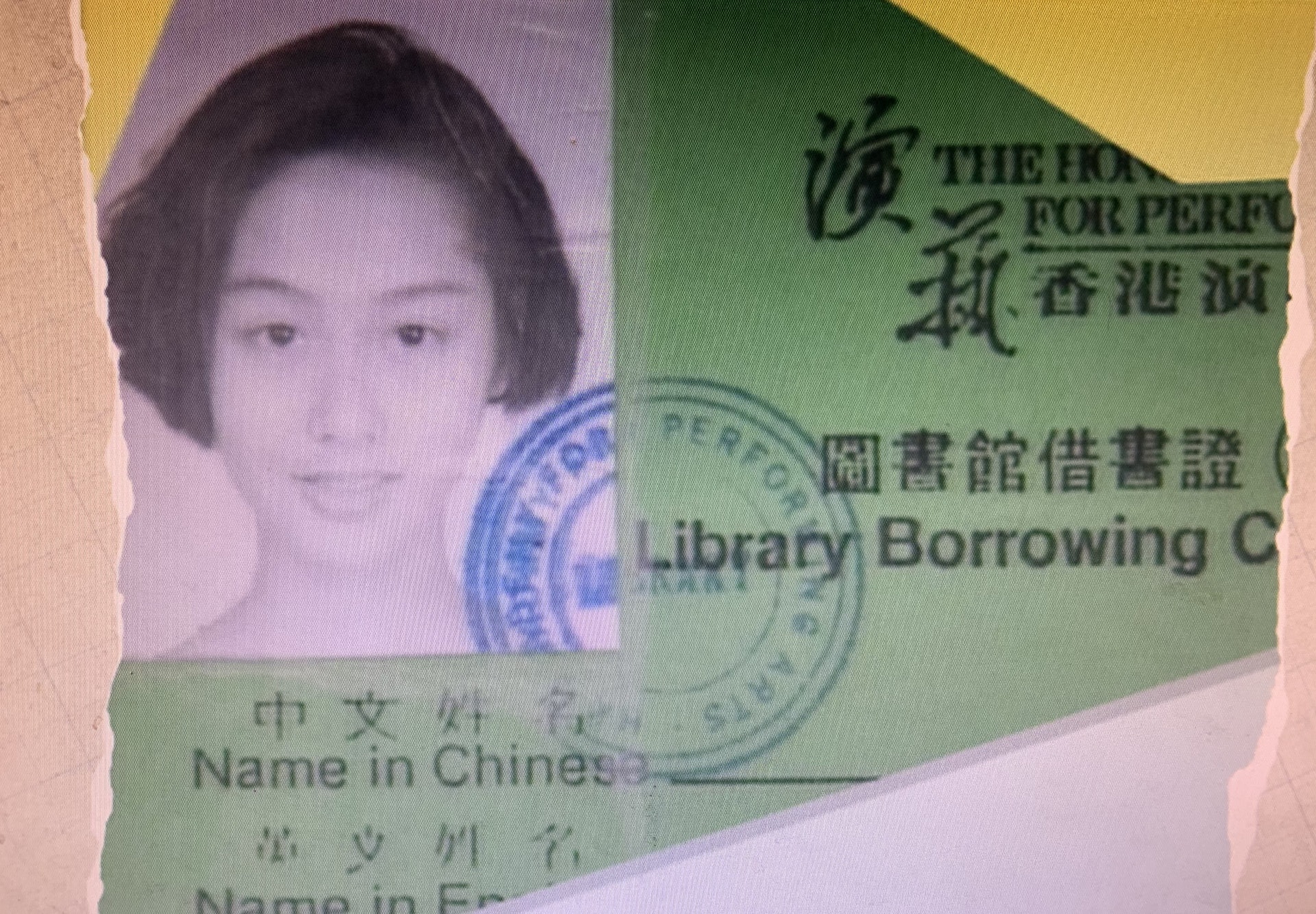 朱茵21歲在演藝學院畢業,即使是黑白相仍然感受到她的仙氣。 朱茵21歲在演藝學院畢業,即使是黑白相仍然感受到她的仙氣。