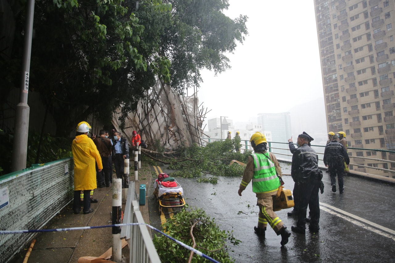 跑馬地樂活道4號,有棚架倒塌,壓住2車輛及整條樂活道行車路。(黃偉民攝) 跑馬地樂活道4號,有棚架倒塌,壓住2車輛及整條樂活道行車路。(黃偉民攝)