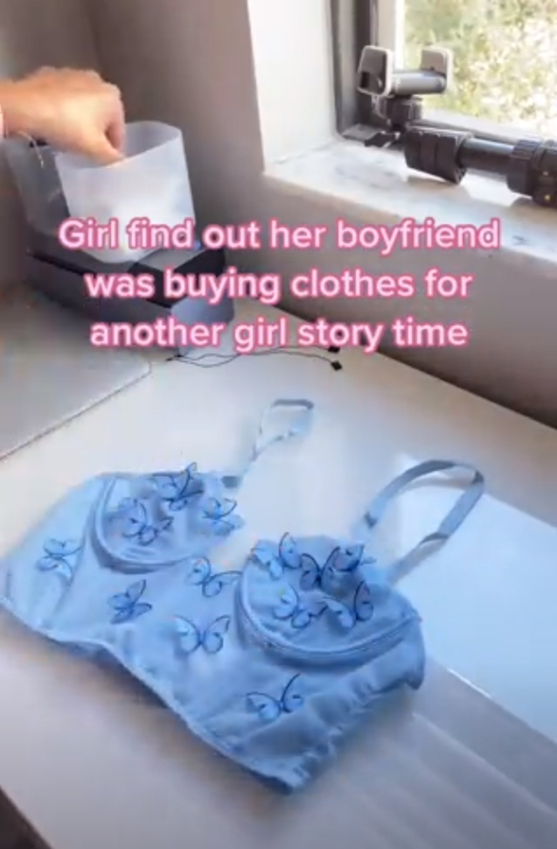 發現男友偷偷上網買女裝 以為要給自己小驚喜 真相讓她完全崩潰(TikTok@itsmollylux) 發現男友偷偷上網買女裝 以為要給自己小驚喜 真相讓她完全崩潰(TikTok@itsmollylux)