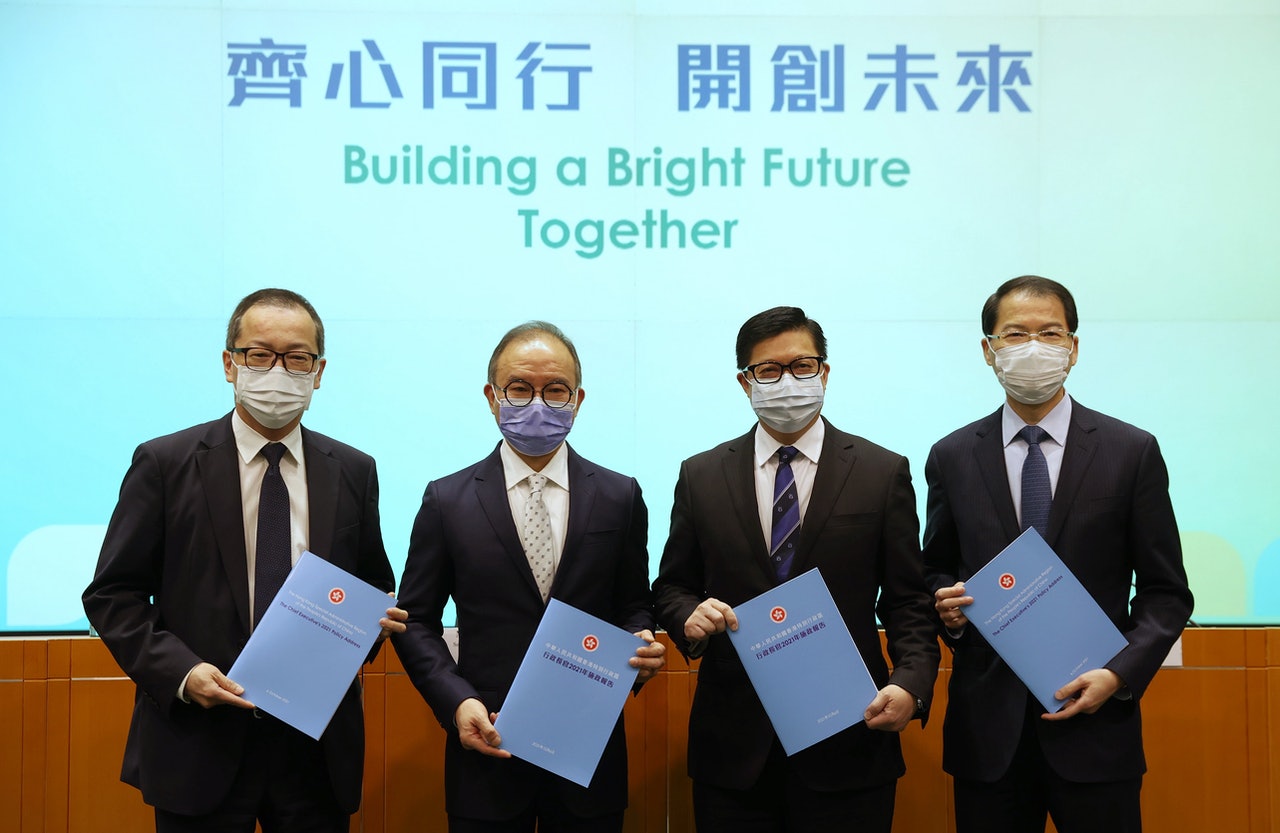 鄧炳強(右二)出席施政報告跨部門記者會。(余俊亮攝) 鄧炳強(右二)出席施政報告跨部門記者會。(余俊亮攝)