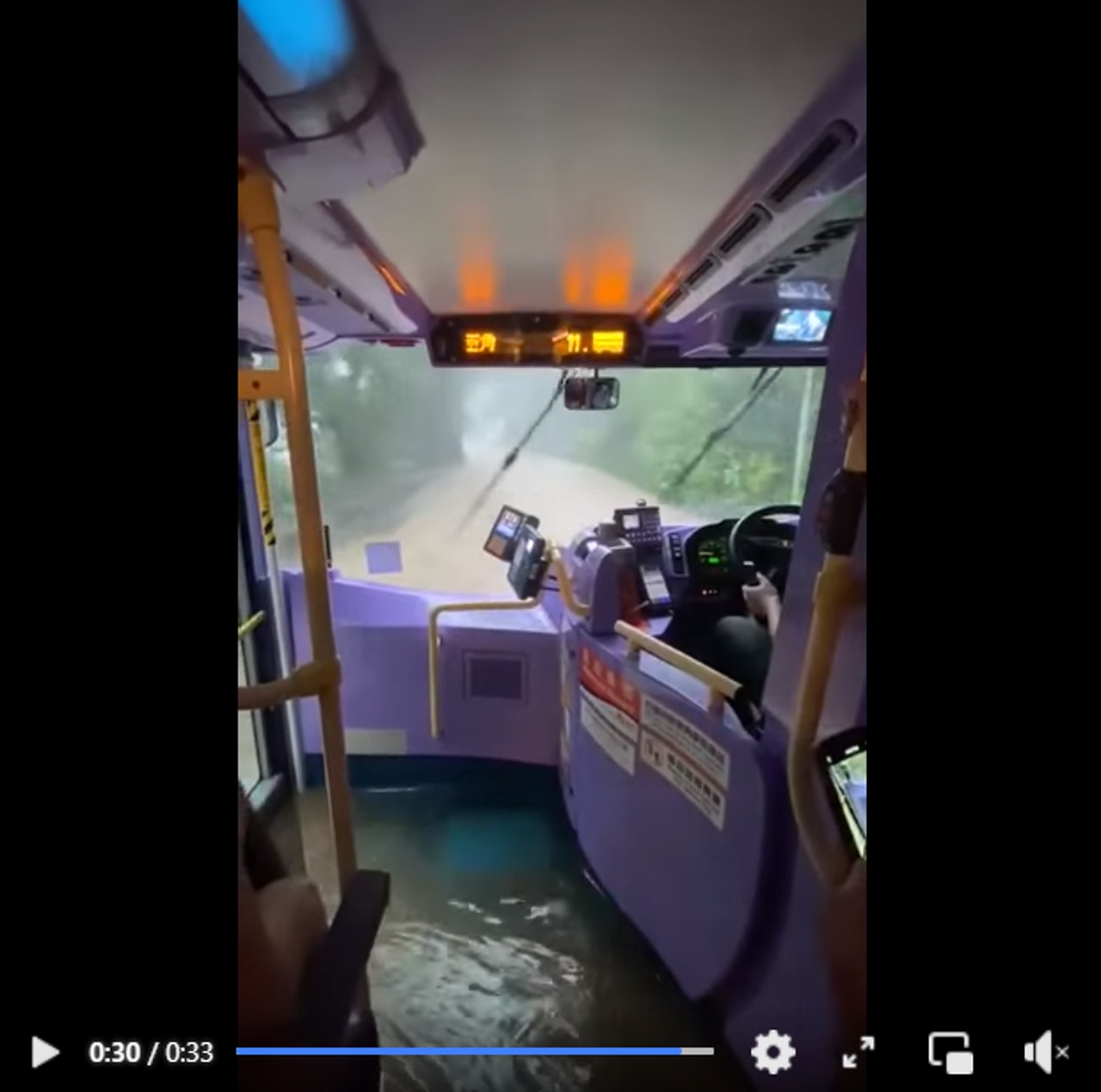 網上流傳短片,一架新巴9號巴士,駛至歌連臣角時,路面積滿黃泥水,車廂不敵傾盤大雨,雨水涉入車內。(網上短片) 網上流傳短片,一架新巴9號巴士,駛至歌連臣角時,路面積滿黃泥水,車廂不敵傾盤大雨,雨水涉入車內。(網上短片)