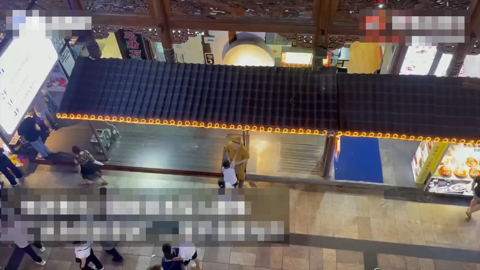 重慶洪崖洞景區內，男生連續掌摑日軍雕像的短片，在網絡上引發熱議。（九派新聞）