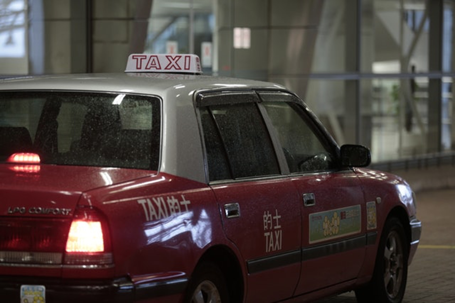 有商台DJ網上發文,指昨日八號風球下搭的士,誤會了司機只象徵式收他20元車資,下車時才知道是額外收20元「附加費」。(資料圖片)