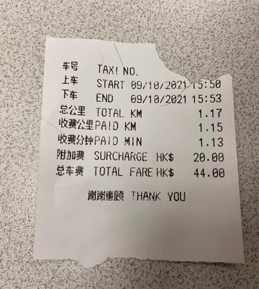 事主照樣支付車資，但在他要求拿收據以向公司報銷時，司機一手撕下印有車牌號碼的角落，並說「我濫收車資犯法㗎！」。（fb「歪歪」圖片）