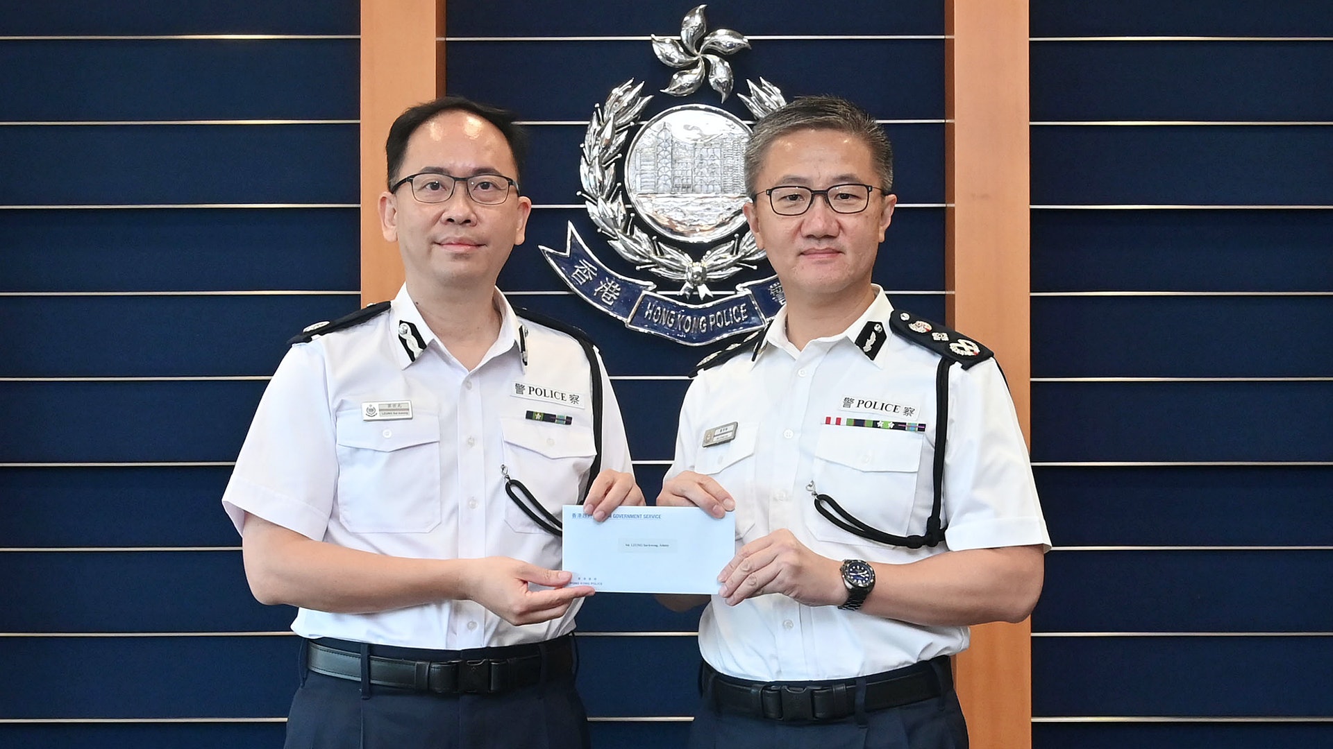 輔警總警司梁世光升任副總監處理反修例風波獲紫色警察獎章 香港01 社會新聞 輔警總警司梁世光升任副總監處理反修例風波獲紫色警察獎章 香港01 社會新聞