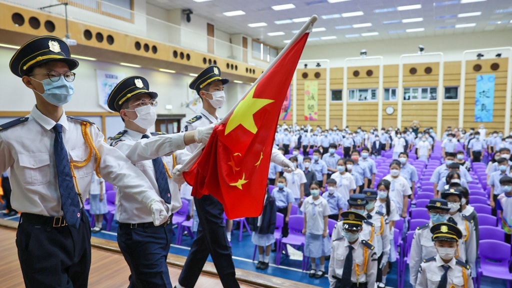 中小學明年起須每日升掛國旗 中學校長:有學校要淘寶急買旗杆 中小學明年起須每日升掛國旗 中學校長:有學校要淘寶急買旗杆