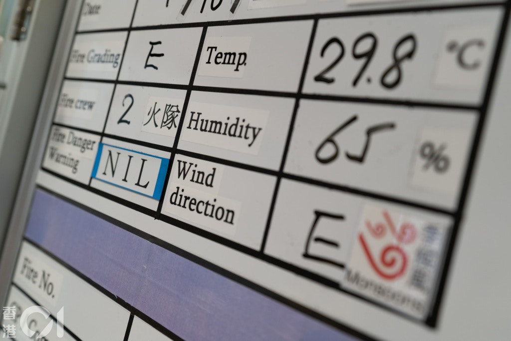 山火控制中心的職員會寫下當日氣溫、風向、可調派小隊數目等資料。（何家達攝）