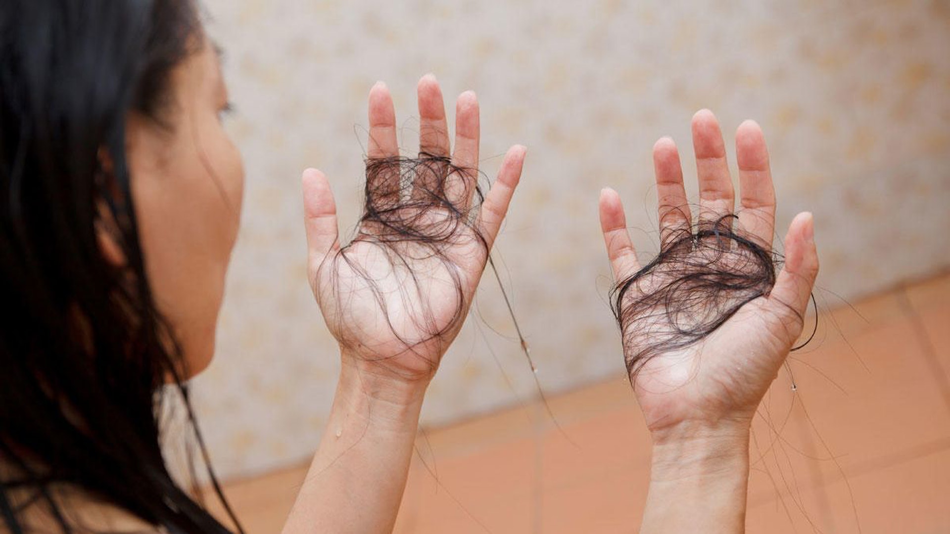 每天可以甩掉100條頭髮，卻需要超過100天才長回來。（圖片：diariodemallorca）