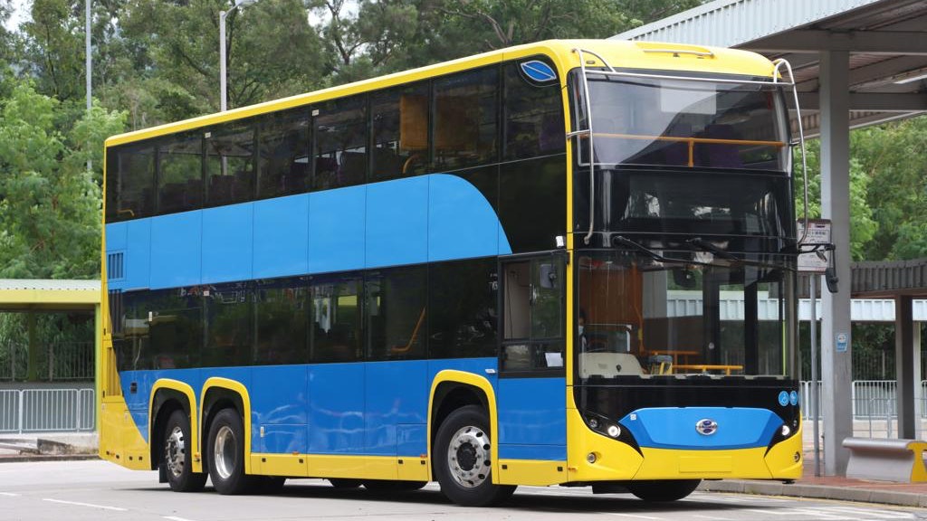 全港首架電動雙層巴士抵港 內地威馳騰製 藍色車身象徵零排放 全港首架電動雙層巴士抵港 內地威馳騰製 藍色車身象徵零排放