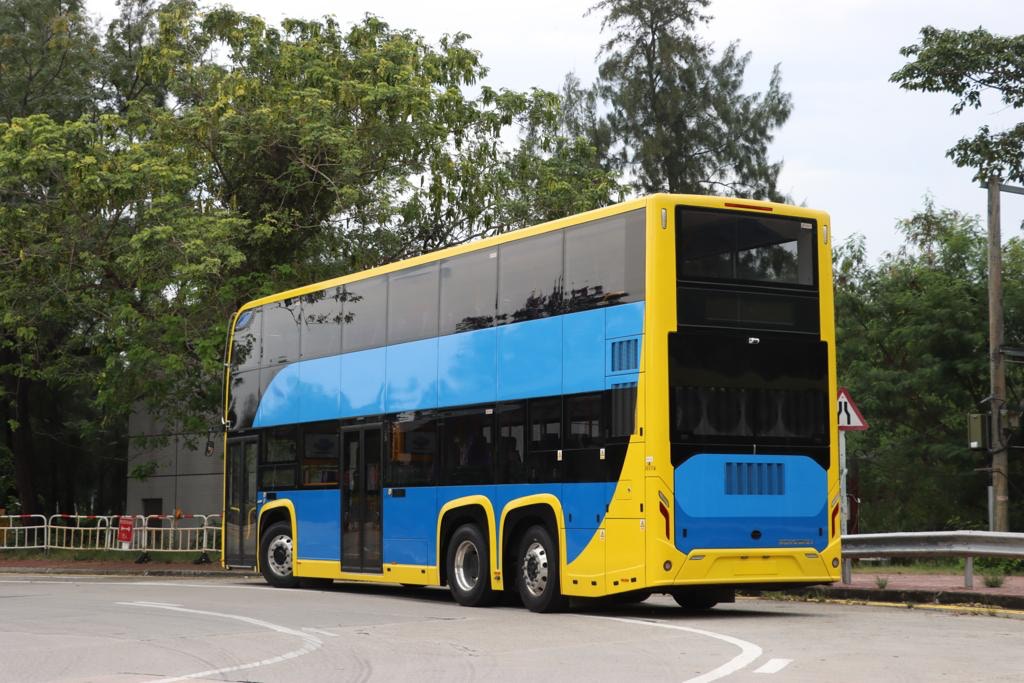 匯達交通公佈引進的全港首輛雙層電池電動巴士抵港。（新巴城巴提供）