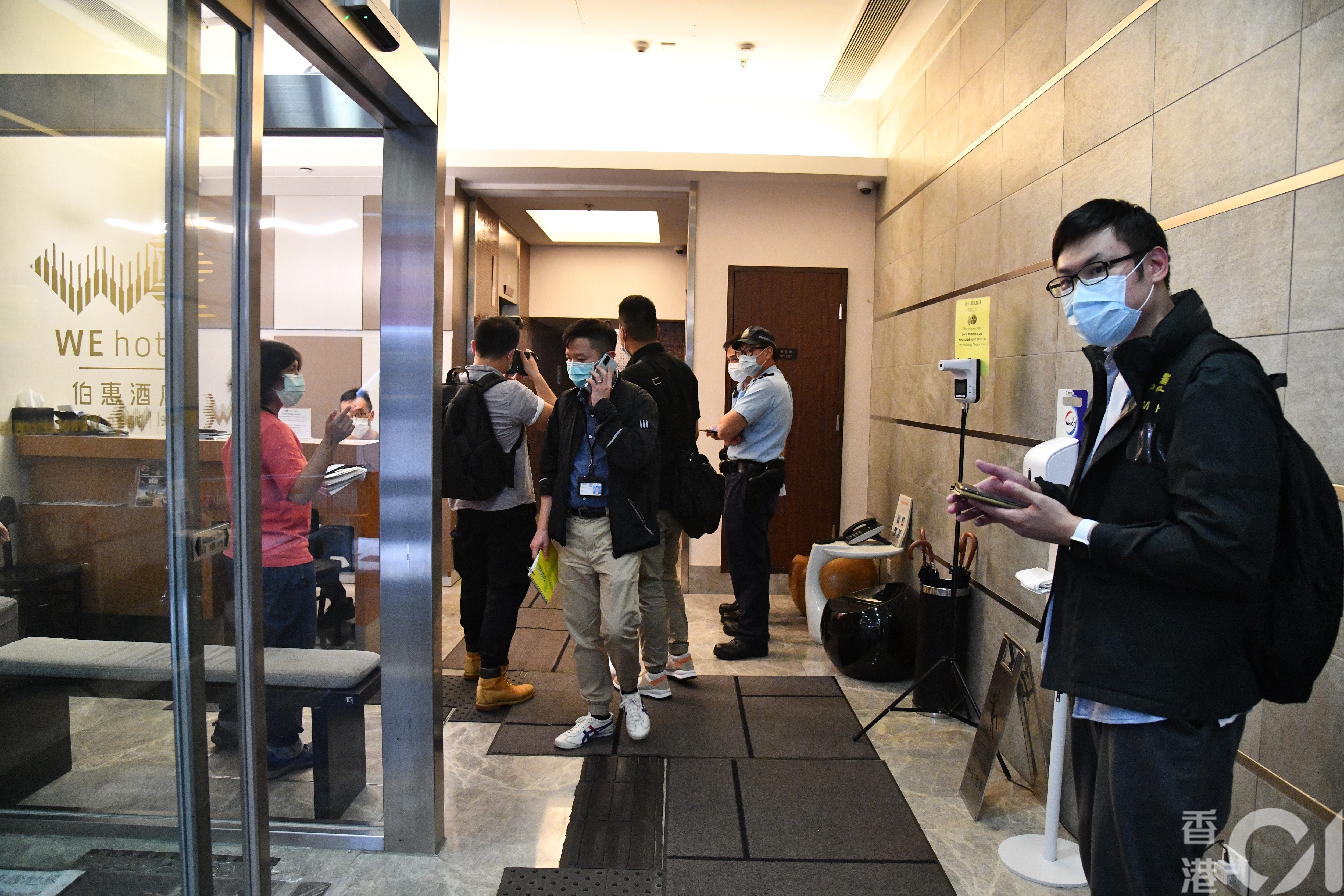 【西環的士謀殺案】下午再有探員到酒店調查。（林振華攝）