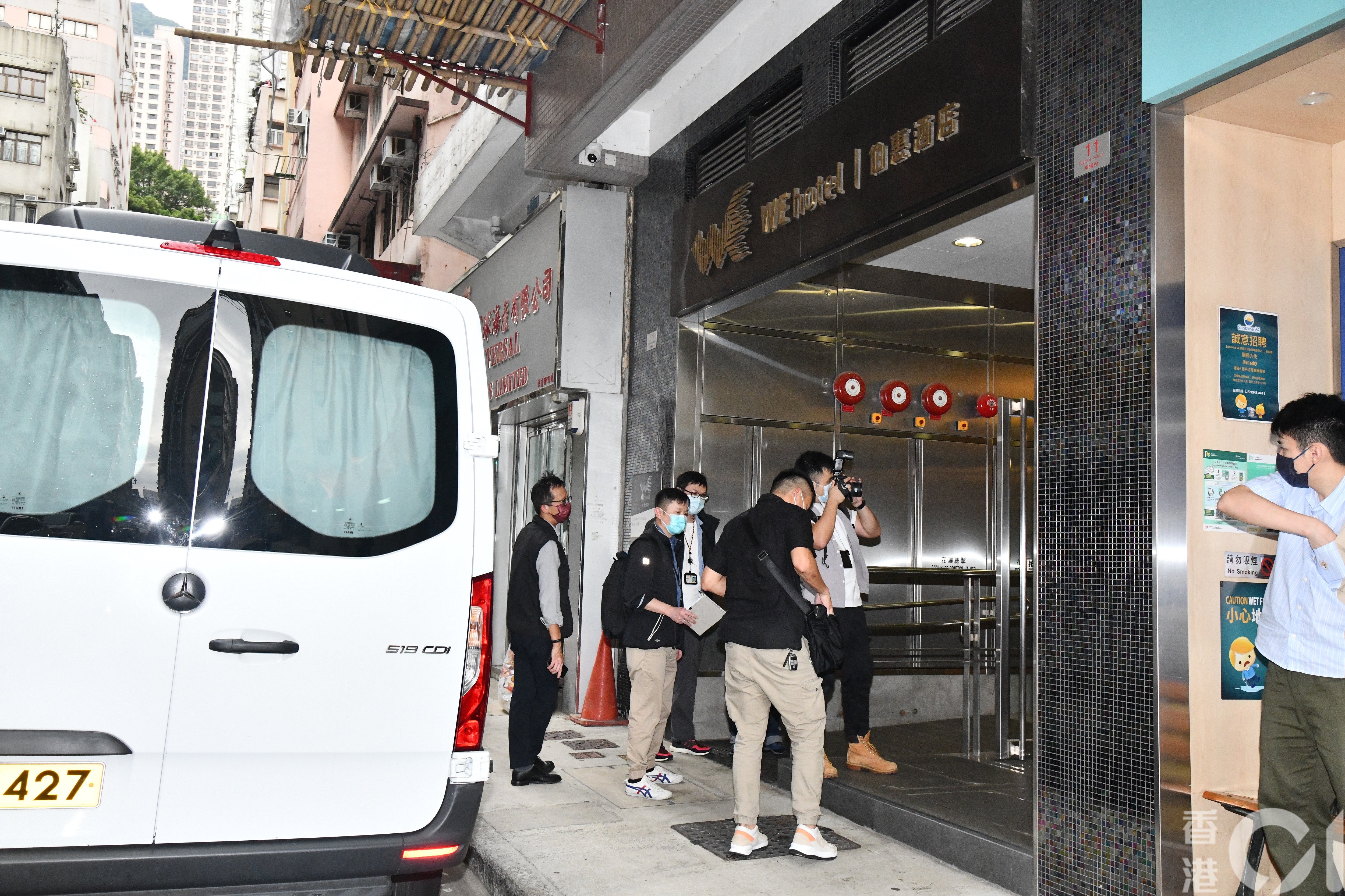 【西環的士謀殺案】下午再有探員到酒店調查。（林振華攝）