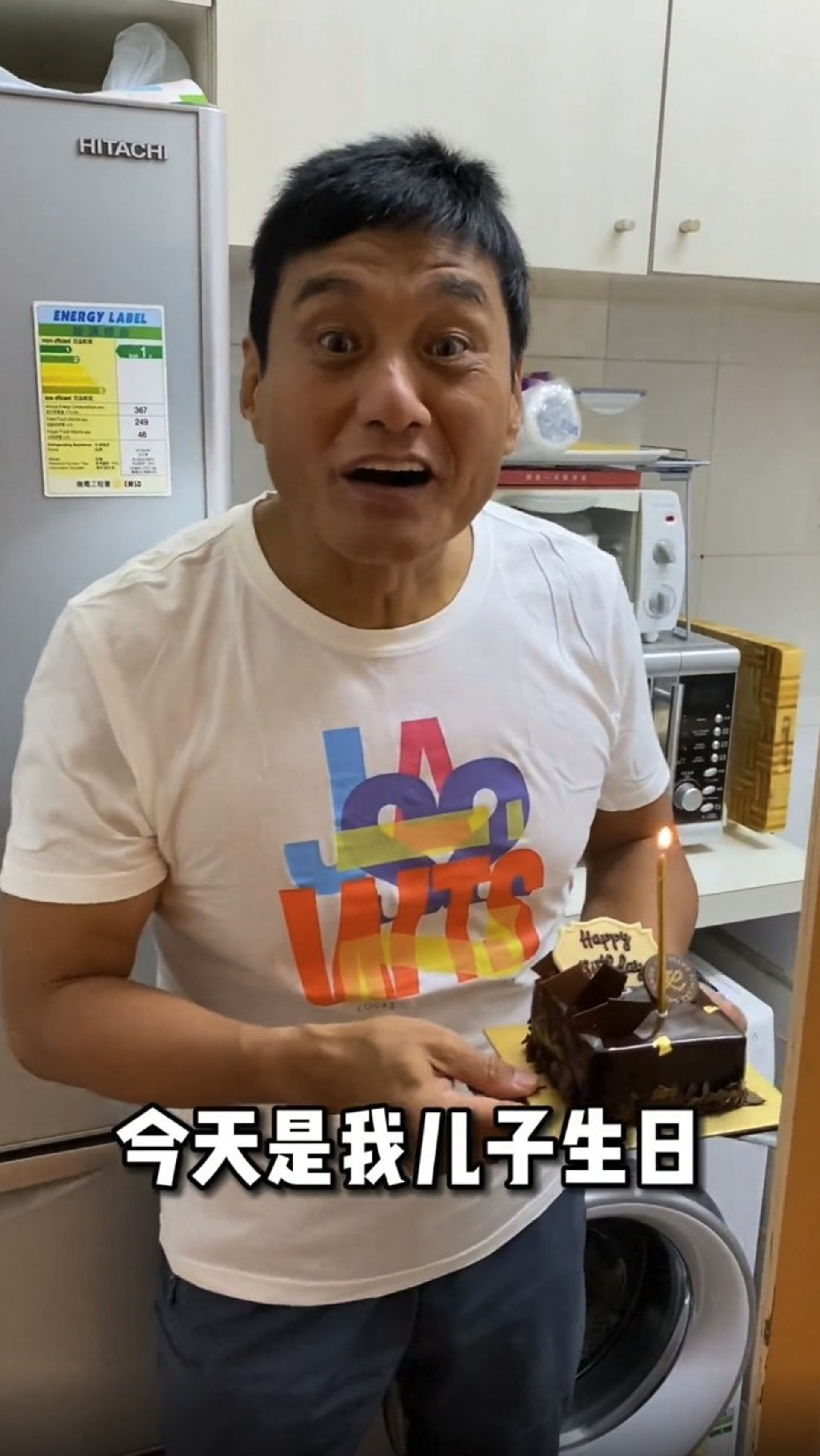 慶祝東東29歲生日。(影片截圖) 慶祝東東29歲生日。(影片截圖)