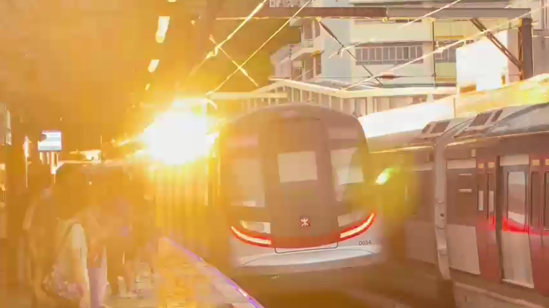 10月13日,港鐵東鐵線九龍塘站有列車彈出火花。(讀者提供) 10月13日,港鐵東鐵線九龍塘站有列車彈出火花。(讀者提供)
