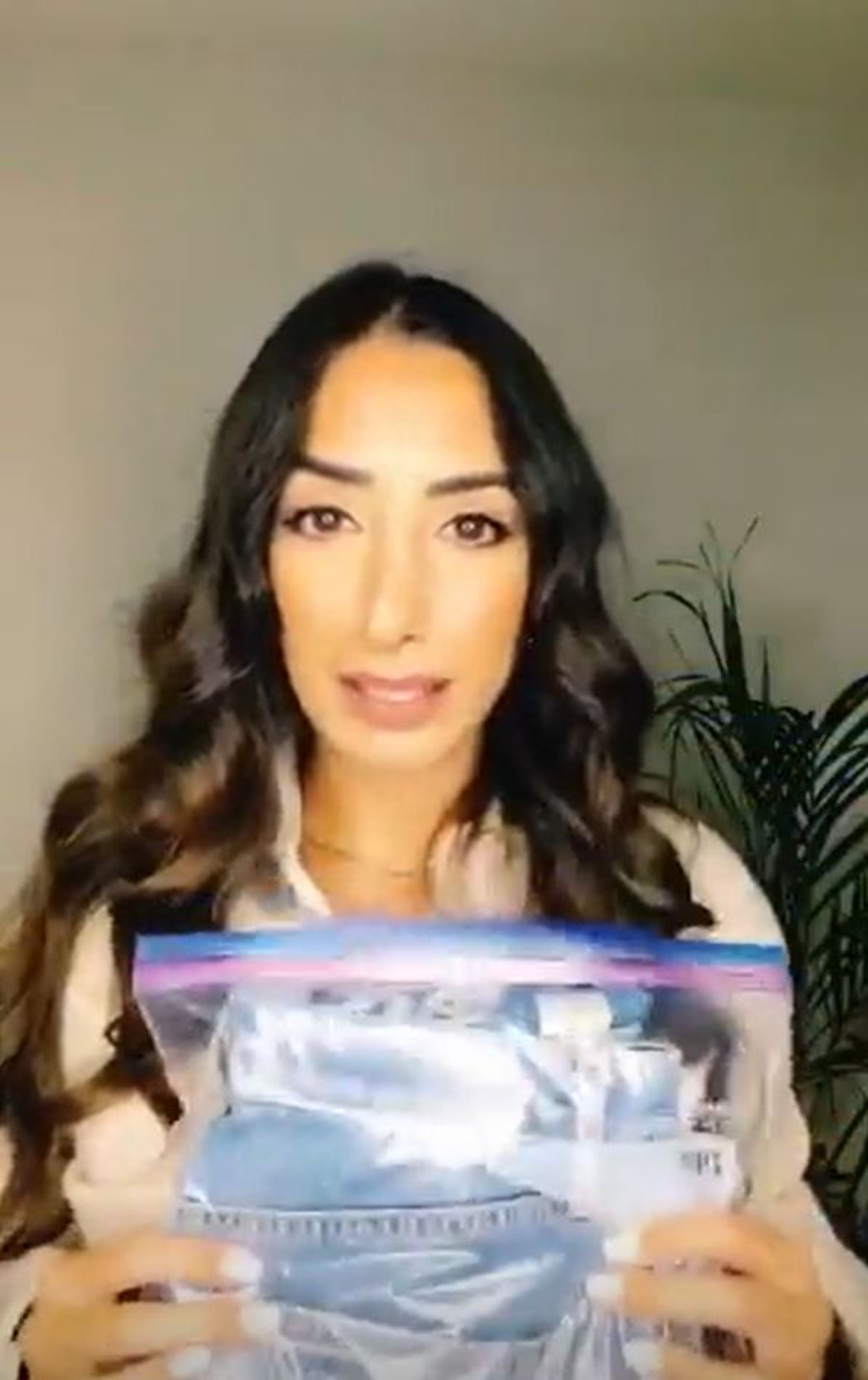 美國一位造型師芭塔莉(Ranya Batal)早前在網上分享,指絕對不可以將牛仔褲放入洗衣機清洗。(TikTok/@ranyabatal) 美國一位造型師芭塔莉(Ranya Batal)早前在網上分享,指絕對不可以將牛仔褲放入洗衣機清洗。(TikTok/@ranyabatal)