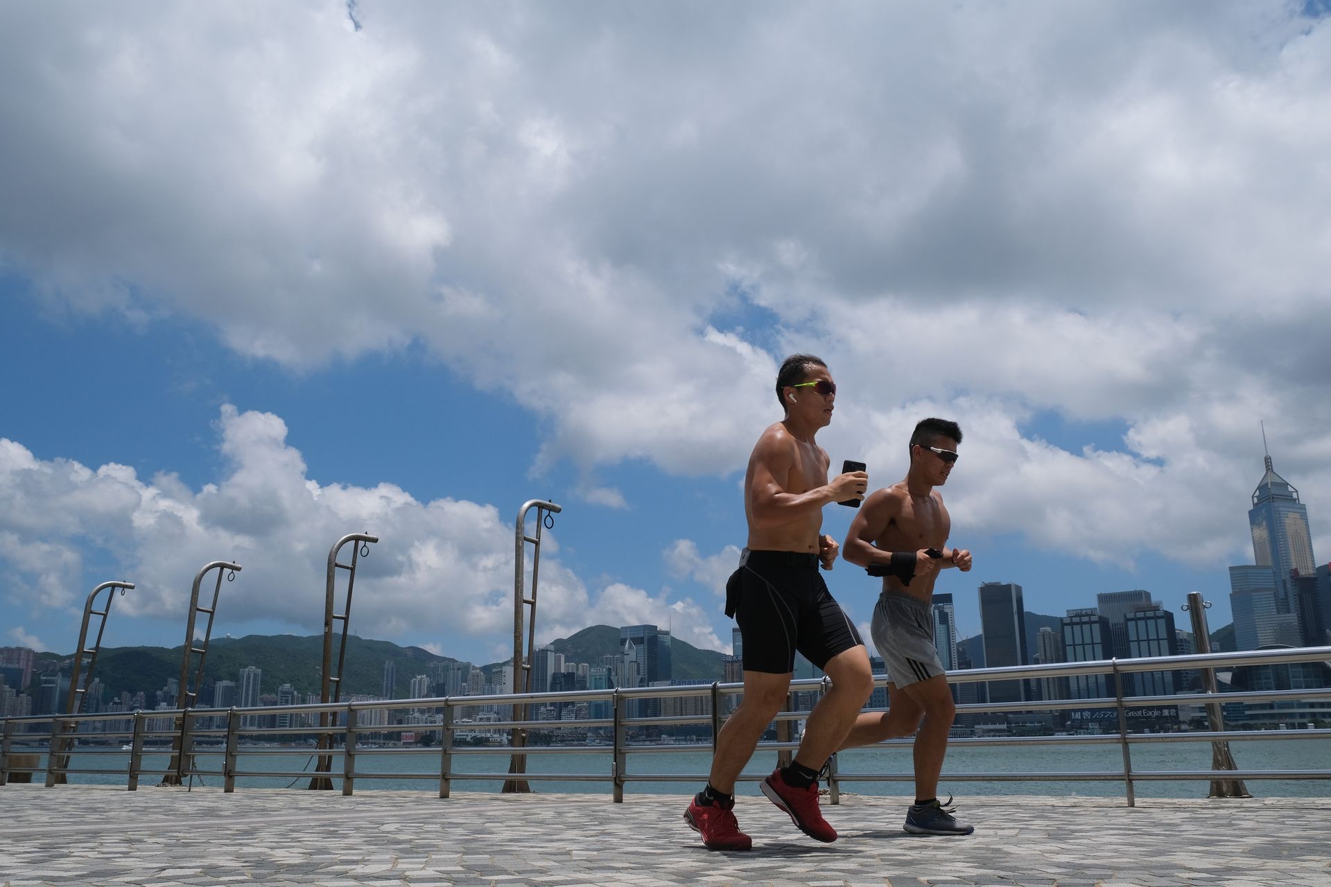 多運動有助改善心臟健康。