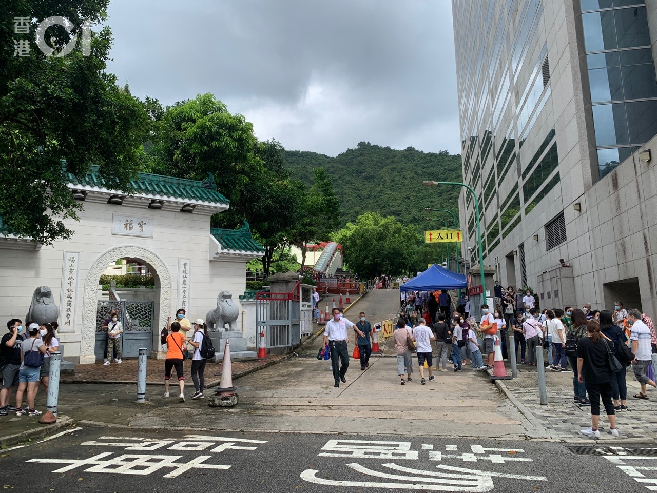 重陽節假期,港鐵沙田站至寶福山一帶人頭湧湧。(梁煥敏攝) 重陽節假期,港鐵沙田站至寶福山一帶人頭湧湧。(梁煥敏攝)