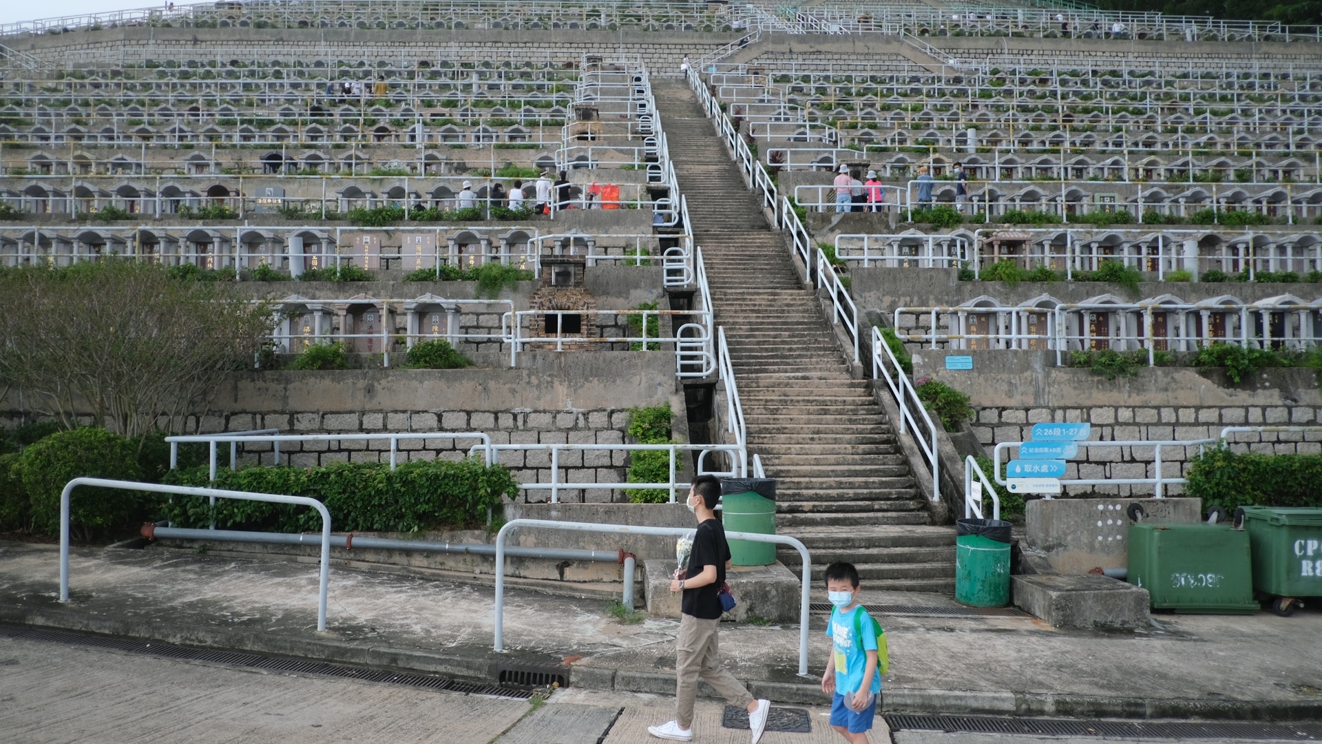 重陽節|將軍澳墳場人流遜往年 天氣勝預期 市民:涼浸浸唔辛苦 重陽節|將軍澳墳場人流遜往年 天氣勝預期 市民:涼浸浸唔辛苦