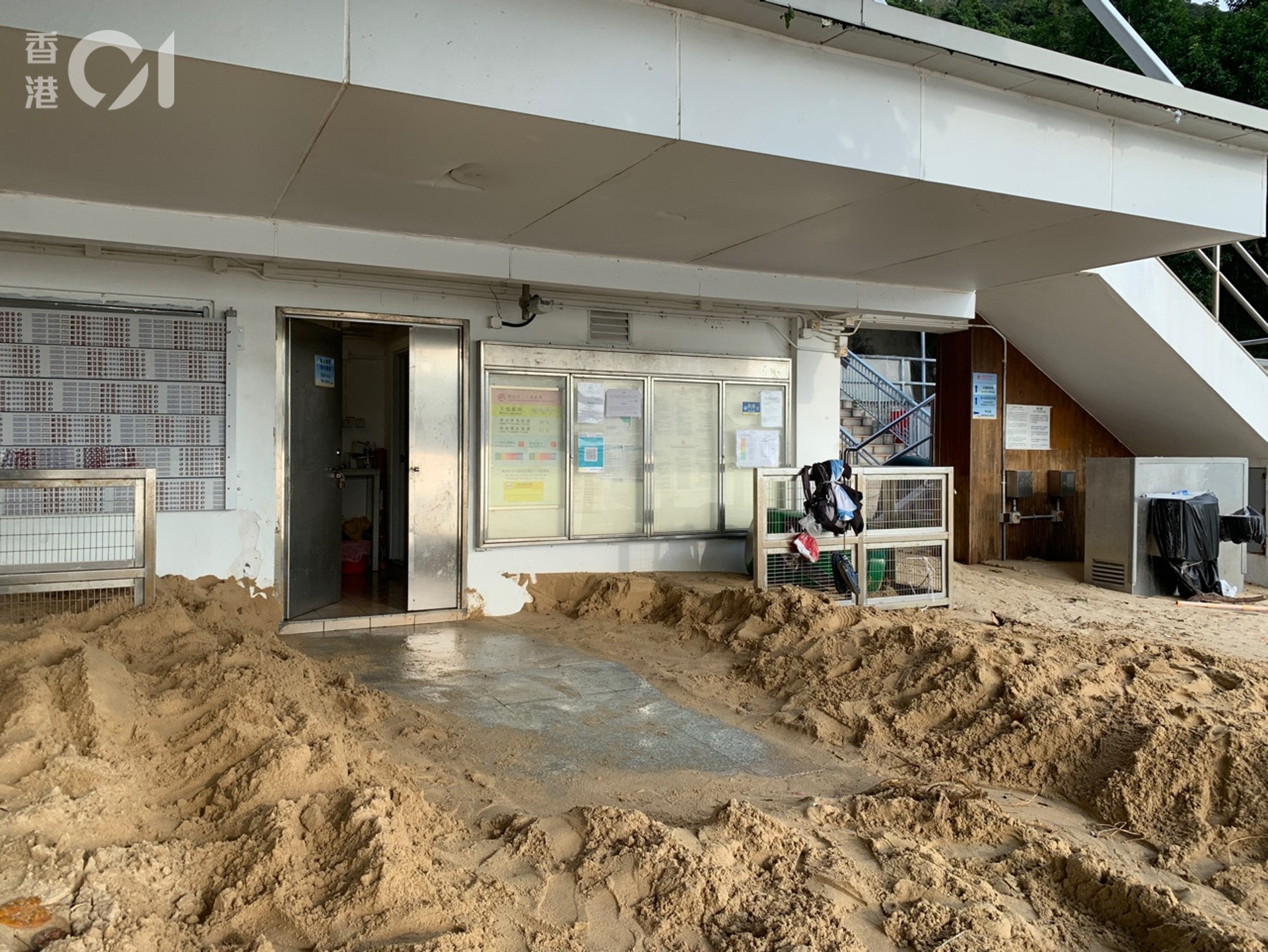 颱風圓規吹襲後,10月14日所見,深水灣求生員室外黃沙比之前厚了不少,暫開了一條通道。(梁煥敏攝) 颱風圓規吹襲後,10月14日所見,深水灣求生員室外黃沙比之前厚了不少,暫開了一條通道。(梁煥敏攝)