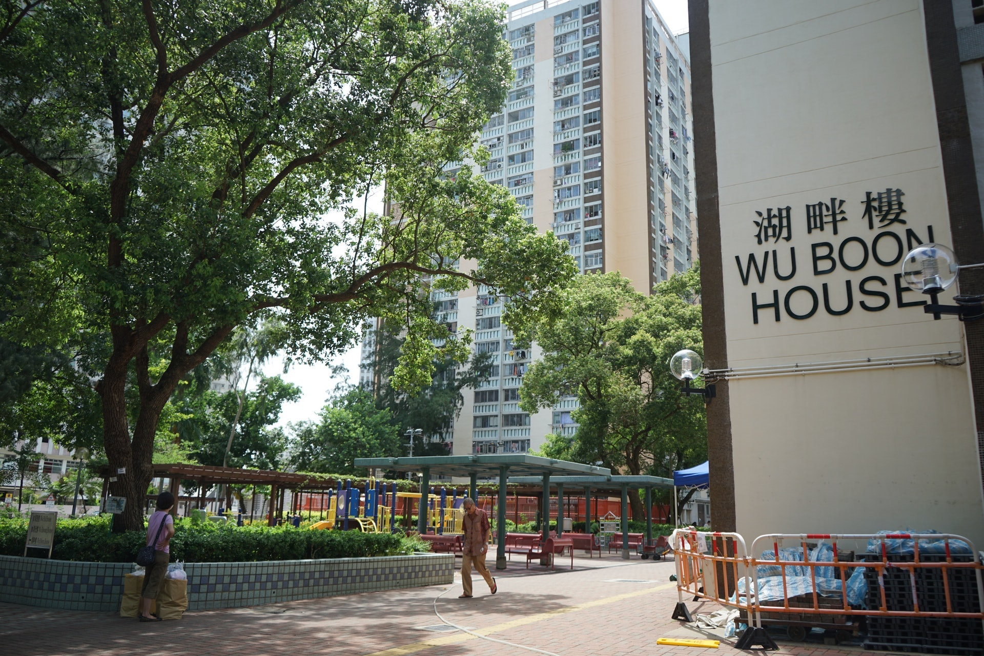 屯門湖景邨湖畔樓的英文串法為「Wu Boon House」,但湖畔街的英文串法卻是「Wu Poon Street」。(資料圖片/呂諾君攝) 屯門湖景邨湖畔樓的英文串法為「Wu Boon House」,但湖畔街的英文串法卻是「Wu Poon Street」。(資料圖片/呂諾君攝)