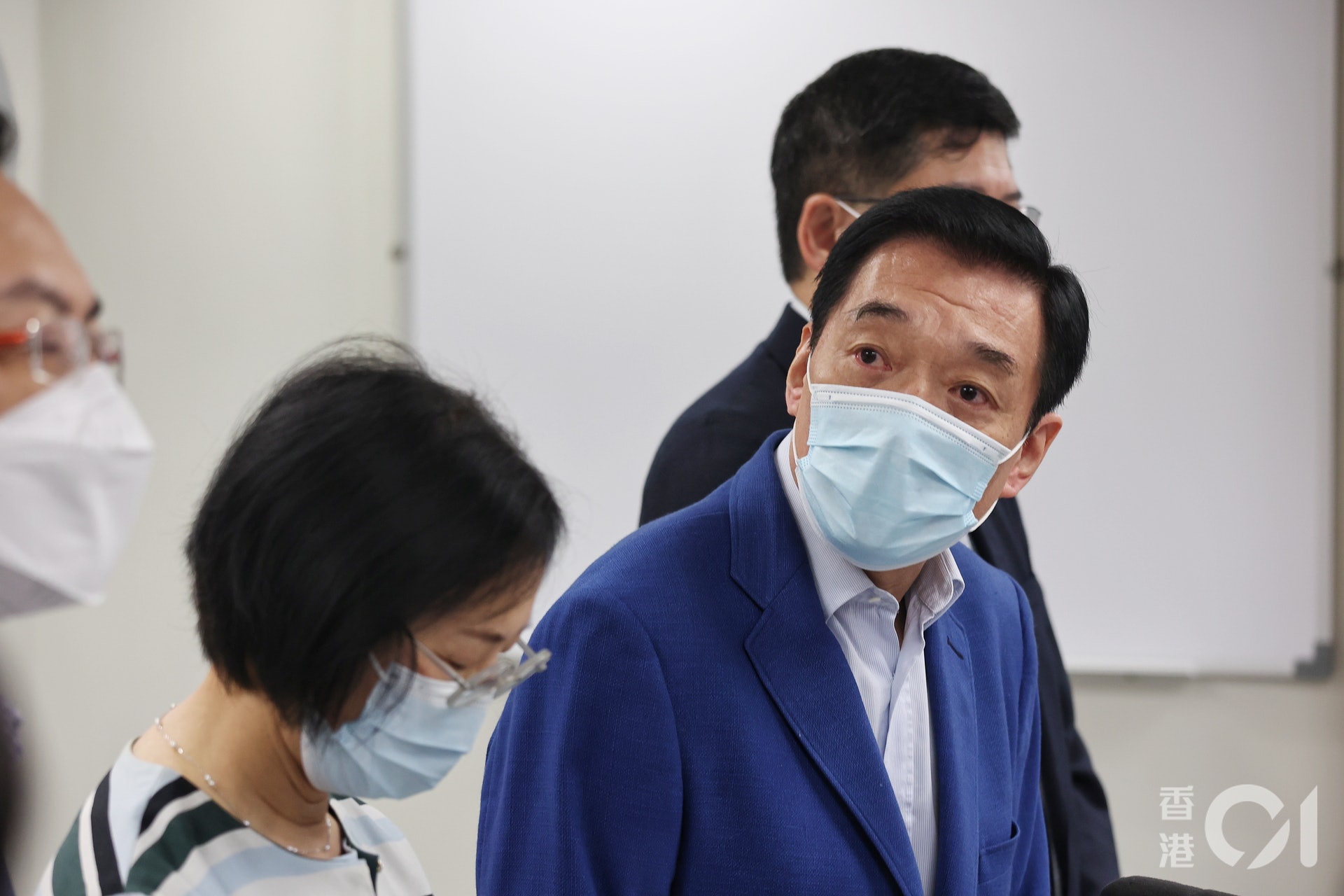 食物及衞生局局長陳肇始今天(15日)聯同衞生署、醫院管理局等高層及代表接種流感疫苗。(李澤彤攝) 食物及衞生局局長陳肇始今天(15日)聯同衞生署、醫院管理局等高層及代表接種流感疫苗。(李澤彤攝)