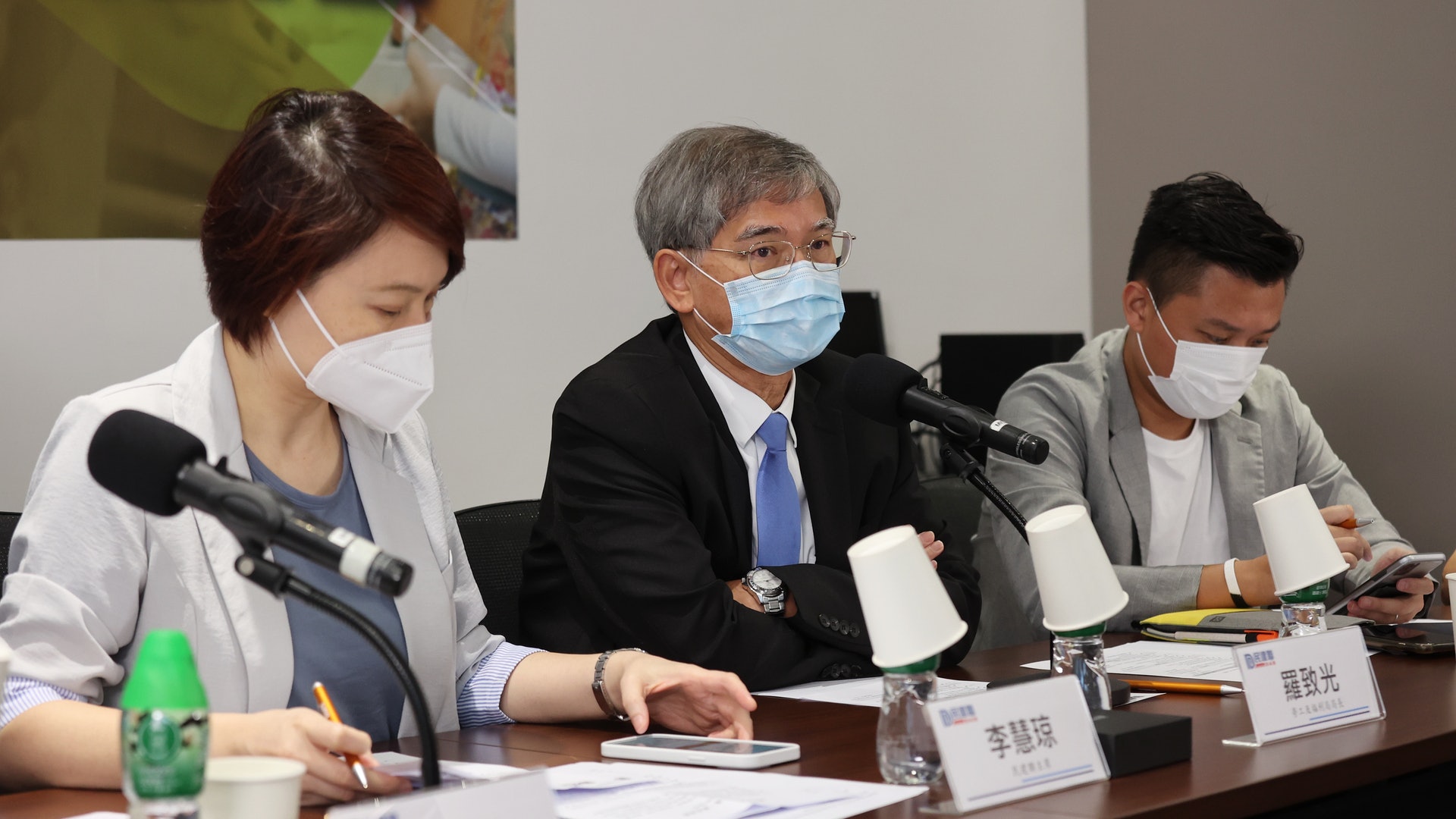 外傭中介:搶房搶到精神崩潰 羅致光:會適時增加外傭檢疫名額 外傭中介:搶房搶到精神崩潰 羅致光:會適時增加外傭檢疫名額