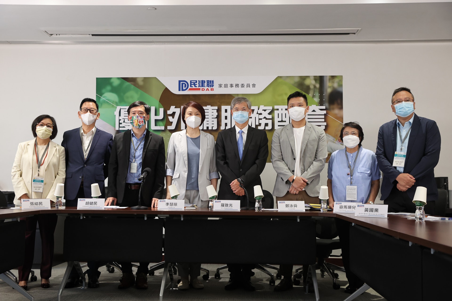 勞工及福利局長羅致光今日(15日)出席一個有關外傭服務的圓桌會議。(李澤彤攝) 勞工及福利局長羅致光今日(15日)出席一個有關外傭服務的圓桌會議。(李澤彤攝)