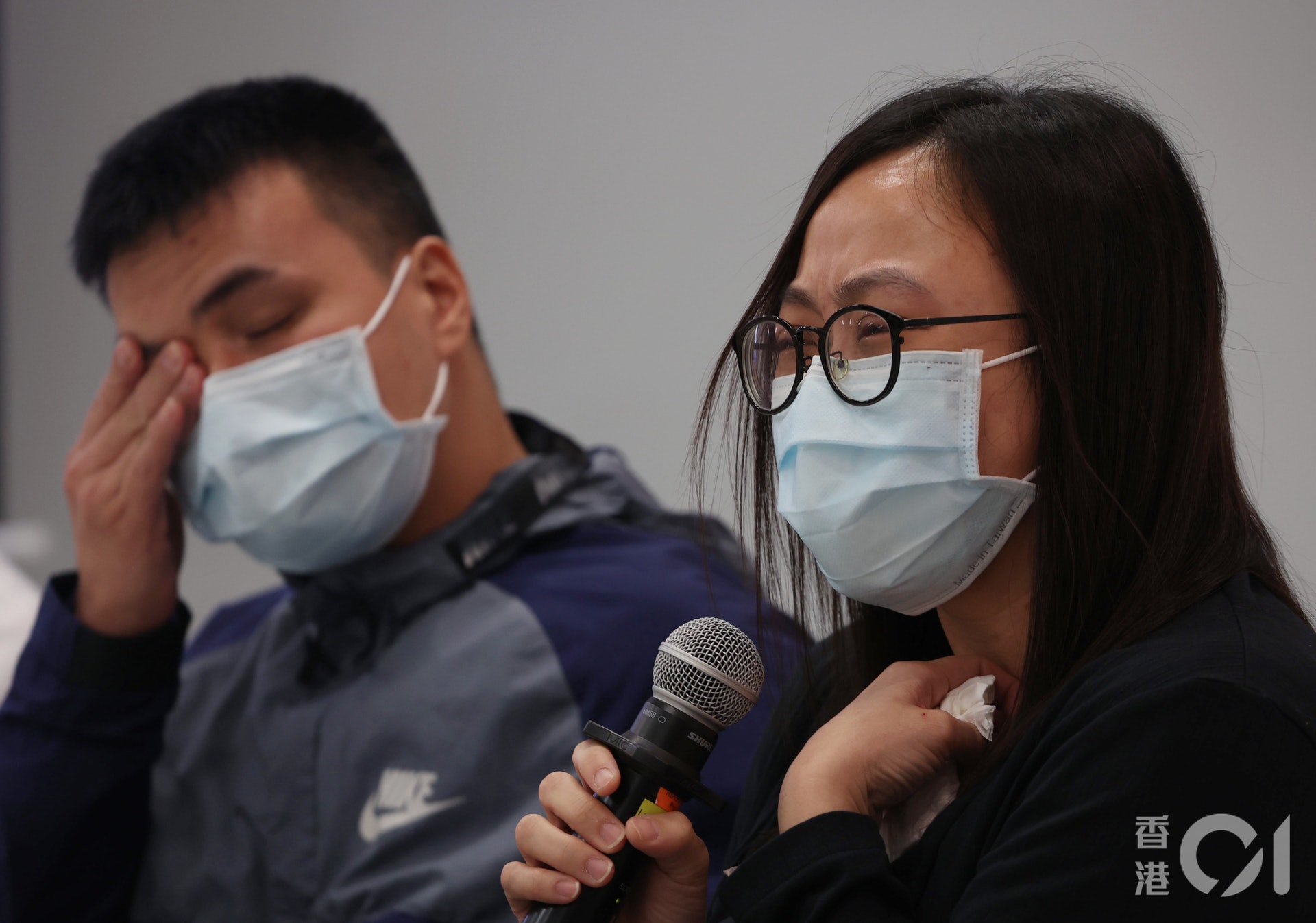 「佢話我都唔放棄,爸爸媽媽你哋都唔好放棄我。」非常擔憂兒子病情的梁生及梁太聲淚俱下。 (余俊亮攝) 「佢話我都唔放棄,爸爸媽媽你哋都唔好放棄我。」非常擔憂兒子病情的梁生及梁太聲淚俱下。 (余俊亮攝)