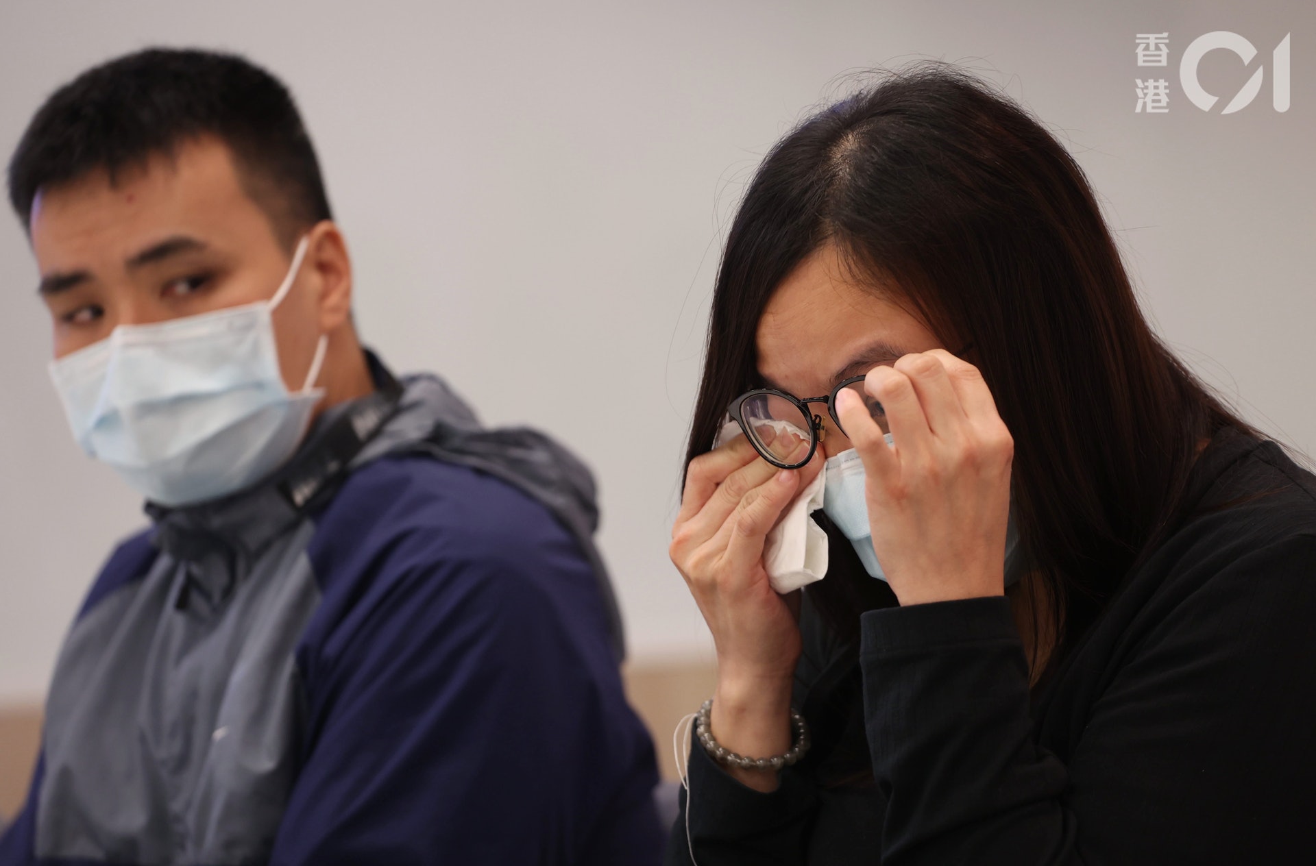 「佢話我都唔放棄,爸爸媽媽你哋都唔好放棄我。」非常擔憂兒子病情的梁生及梁太聲淚俱下。 (余俊亮攝) 「佢話我都唔放棄,爸爸媽媽你哋都唔好放棄我。」非常擔憂兒子病情的梁生及梁太聲淚俱下。 (余俊亮攝)