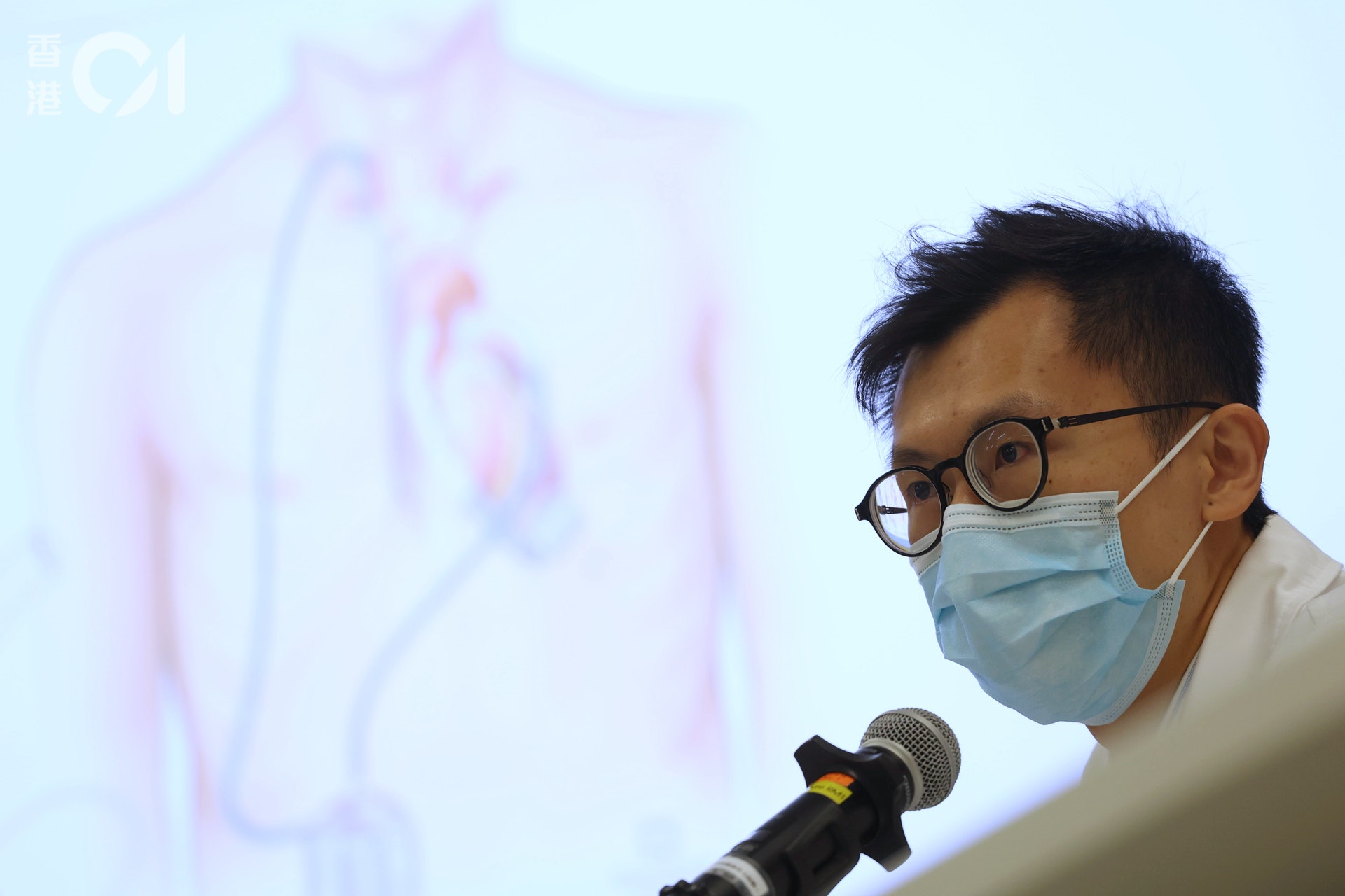 兒童醫院心胸外科顧問醫生任力恒指,峰峰現時情況,如同與時間競賽,時間越長,併發症風險會與日俱增,例如流血或感染等,亦有生命危險。(余俊亮攝) 兒童醫院心胸外科顧問醫生任力恒指,峰峰現時情況,如同與時間競賽,時間越長,併發症風險會與日俱增,例如流血或感染等,亦有生命危險。(余俊亮攝)