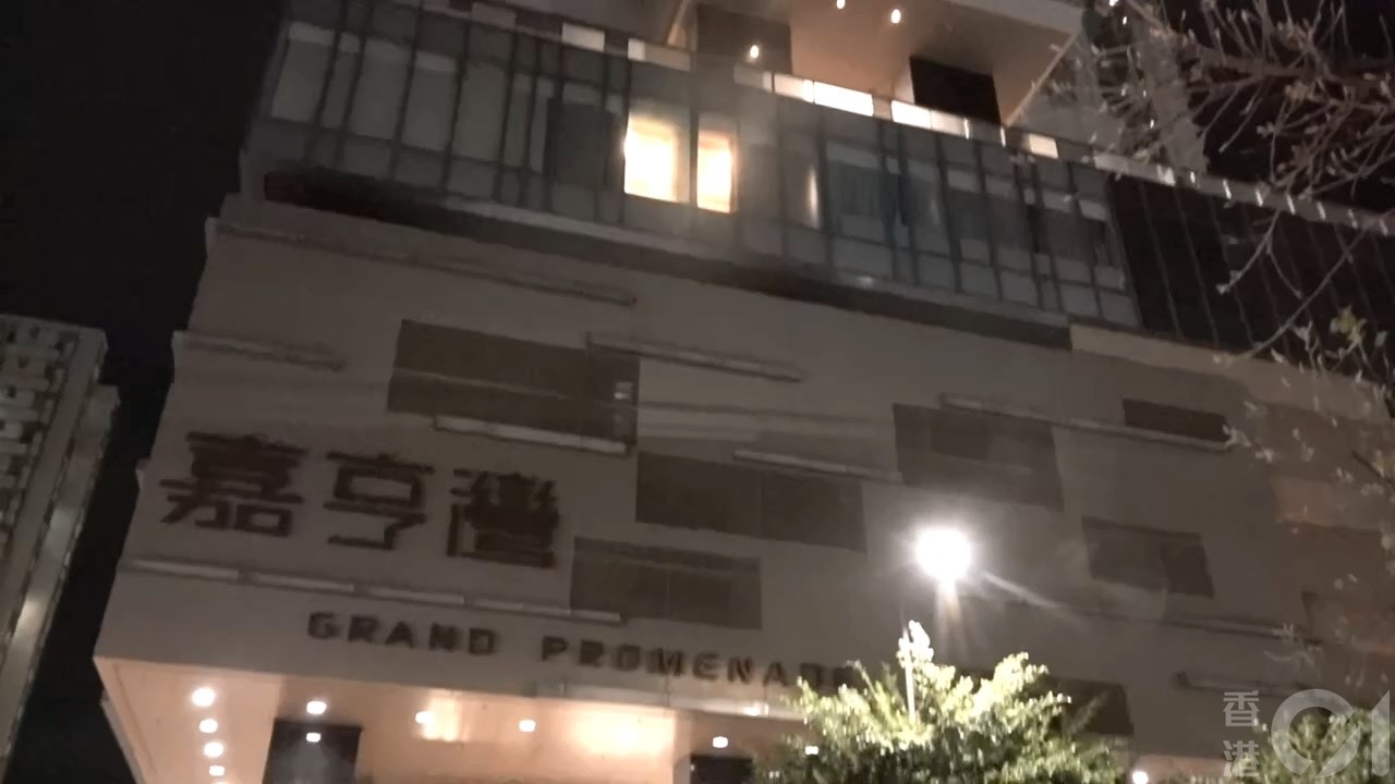 居西灣河嘉亨灣1座的一名俄羅斯總領事館人員居家隔離初步確診，政府當局在10月15日晚採取封區檢測。 （林頌華攝）