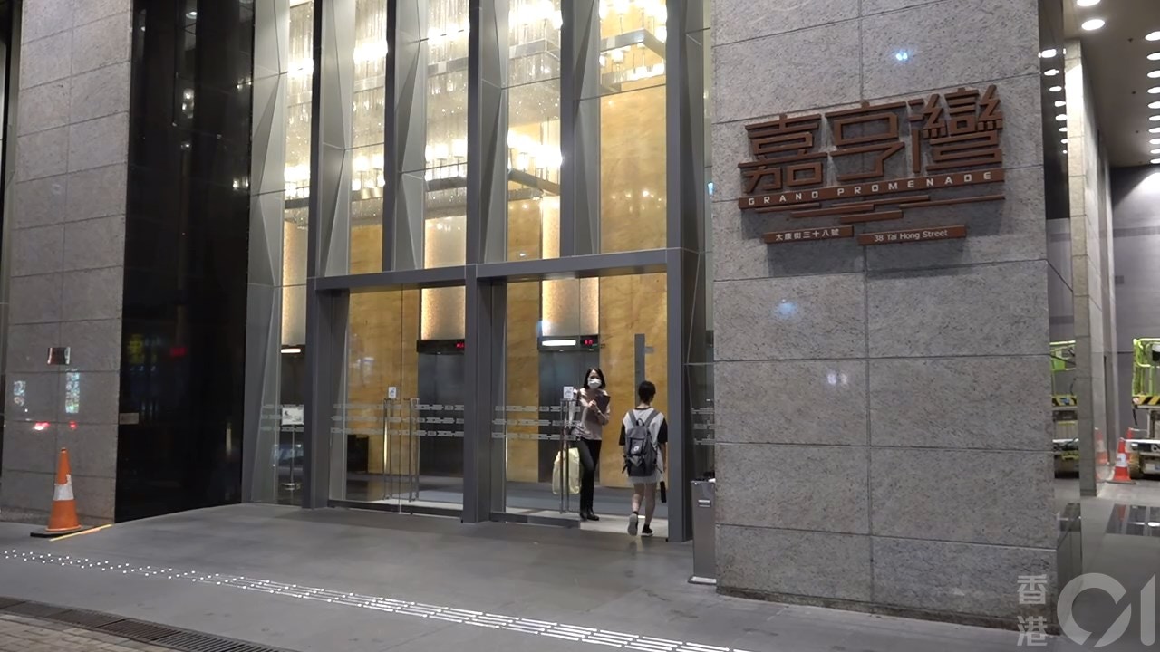 居西灣河嘉亨灣1座的一名俄羅斯總領事館人員居家隔離初步確診，政府當局在10月15日晚採取封區檢測。 （林頌華攝）