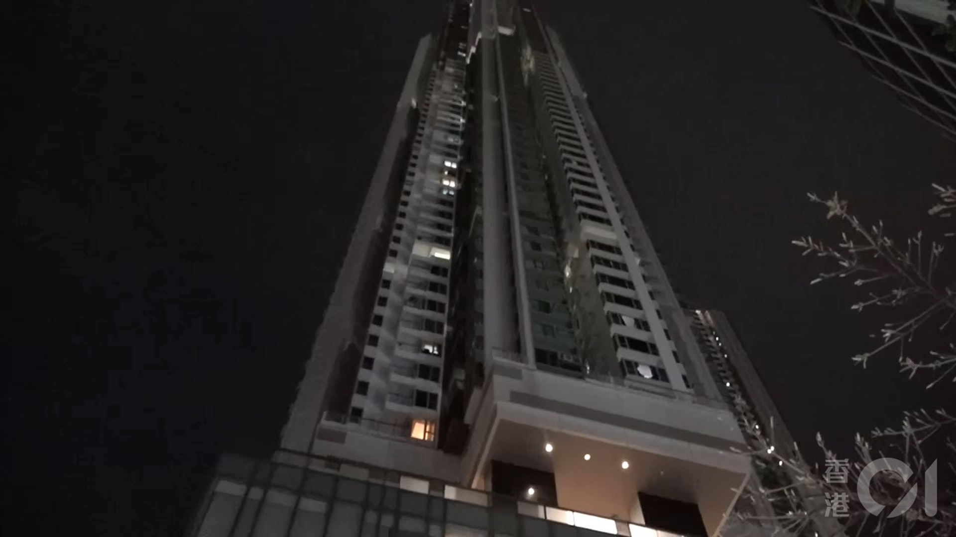 居西灣河嘉亨灣1座的一名俄羅斯總領事館人員居家隔離初步確診,政府當局在10月15日晚採取封區檢測。 (林頌華攝) 居西灣河嘉亨灣1座的一名俄羅斯總領事館人員居家隔離初步確診,政府當局在10月15日晚採取封區檢測。 (林頌華攝)