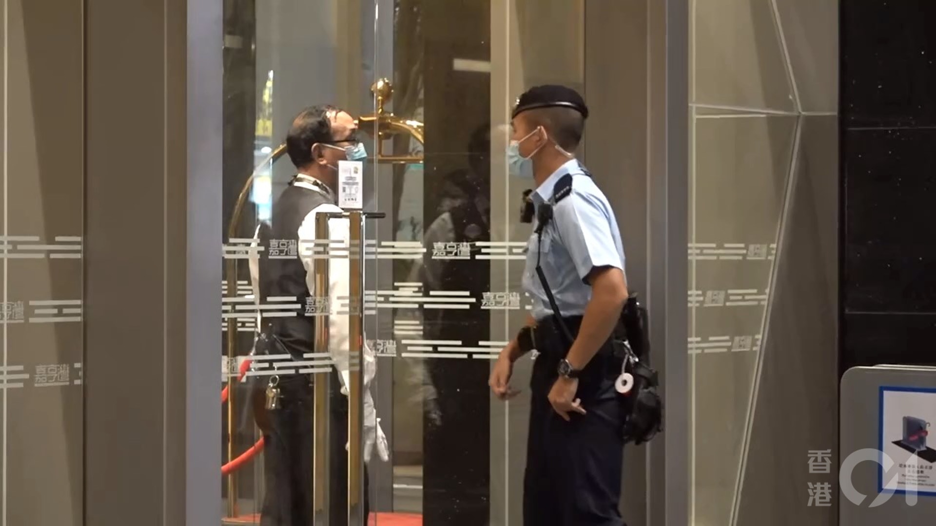 居西灣河嘉亨灣1座的一名俄羅斯總領事館人員居家隔離初步確診,政府當局在10月15日晚採取封區檢測。 (林頌華攝) 居西灣河嘉亨灣1座的一名俄羅斯總領事館人員居家隔離初步確診,政府當局在10月15日晚採取封區檢測。 (林頌華攝)