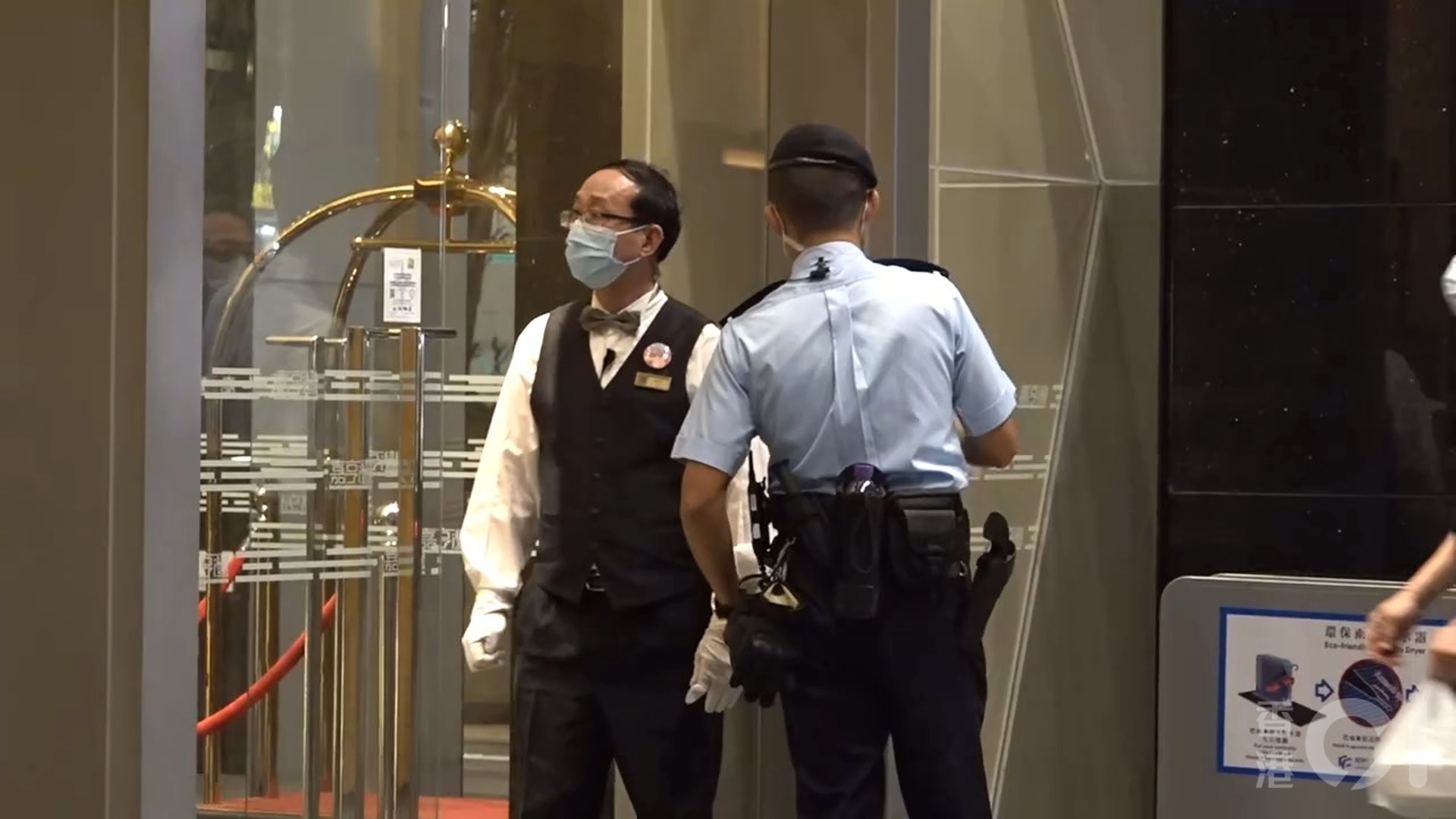 居西灣河嘉亨灣1座的一名俄羅斯總領事館人員居家隔離初步確診,政府當局在10月15日晚採取封區檢測。 (林頌華攝) 居西灣河嘉亨灣1座的一名俄羅斯總領事館人員居家隔離初步確診,政府當局在10月15日晚採取封區檢測。 (林頌華攝)