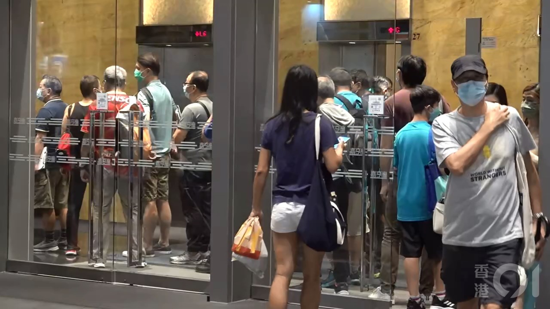 居西灣河嘉亨灣1座的一名俄羅斯總領事館人員居家隔離初步確診,政府當局在10月15日晚採取封區檢測。 (林頌華攝) 居西灣河嘉亨灣1座的一名俄羅斯總領事館人員居家隔離初步確診,政府當局在10月15日晚採取封區檢測。 (林頌華攝)